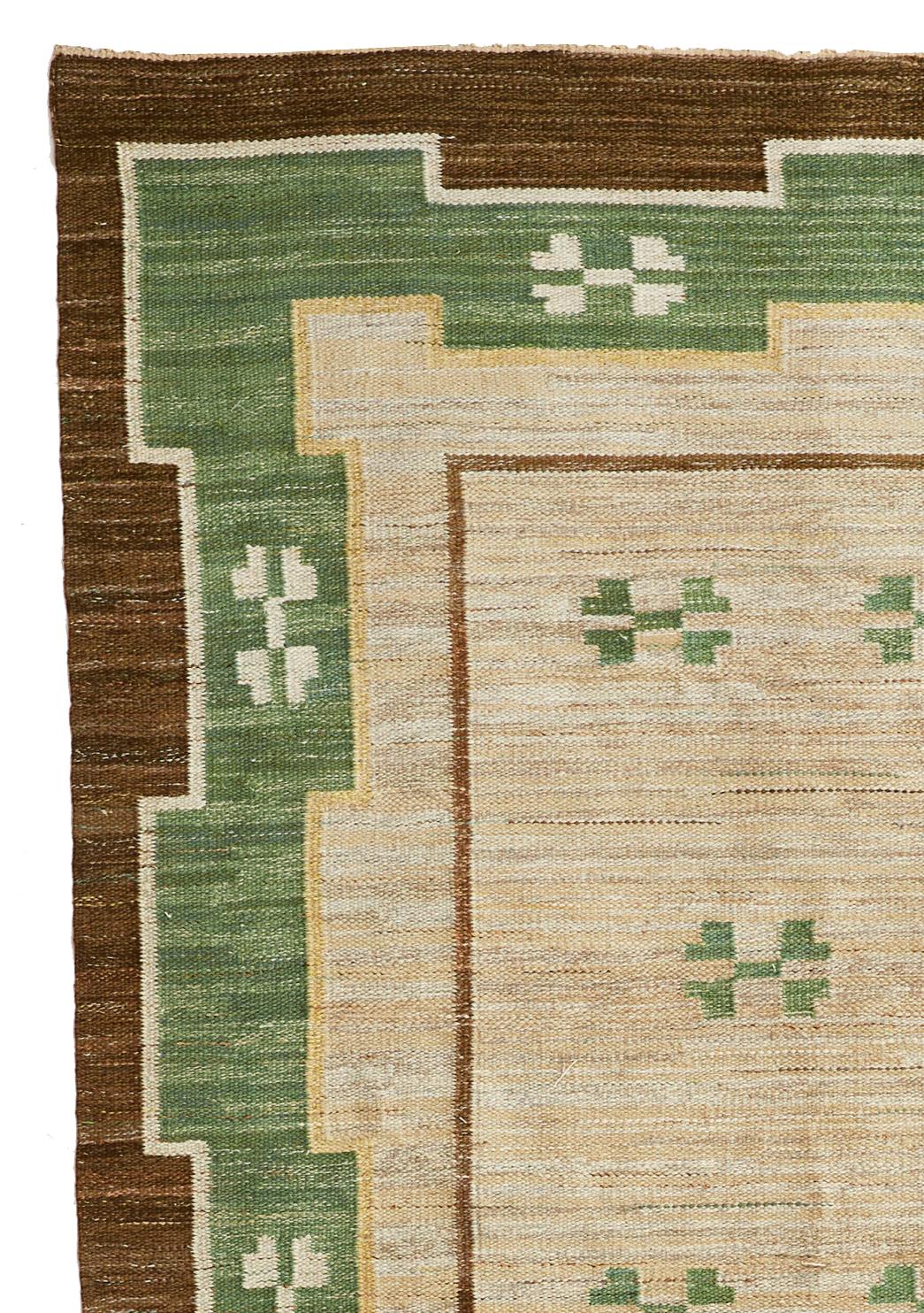 Large midcentury Swedish flat-weave carpet, ‘rölakan’, geometric decor in green and brown, gray center field.

Designed 1950s

W 302 cm, D 205 cm

Materials: Wool
Condition: Good.