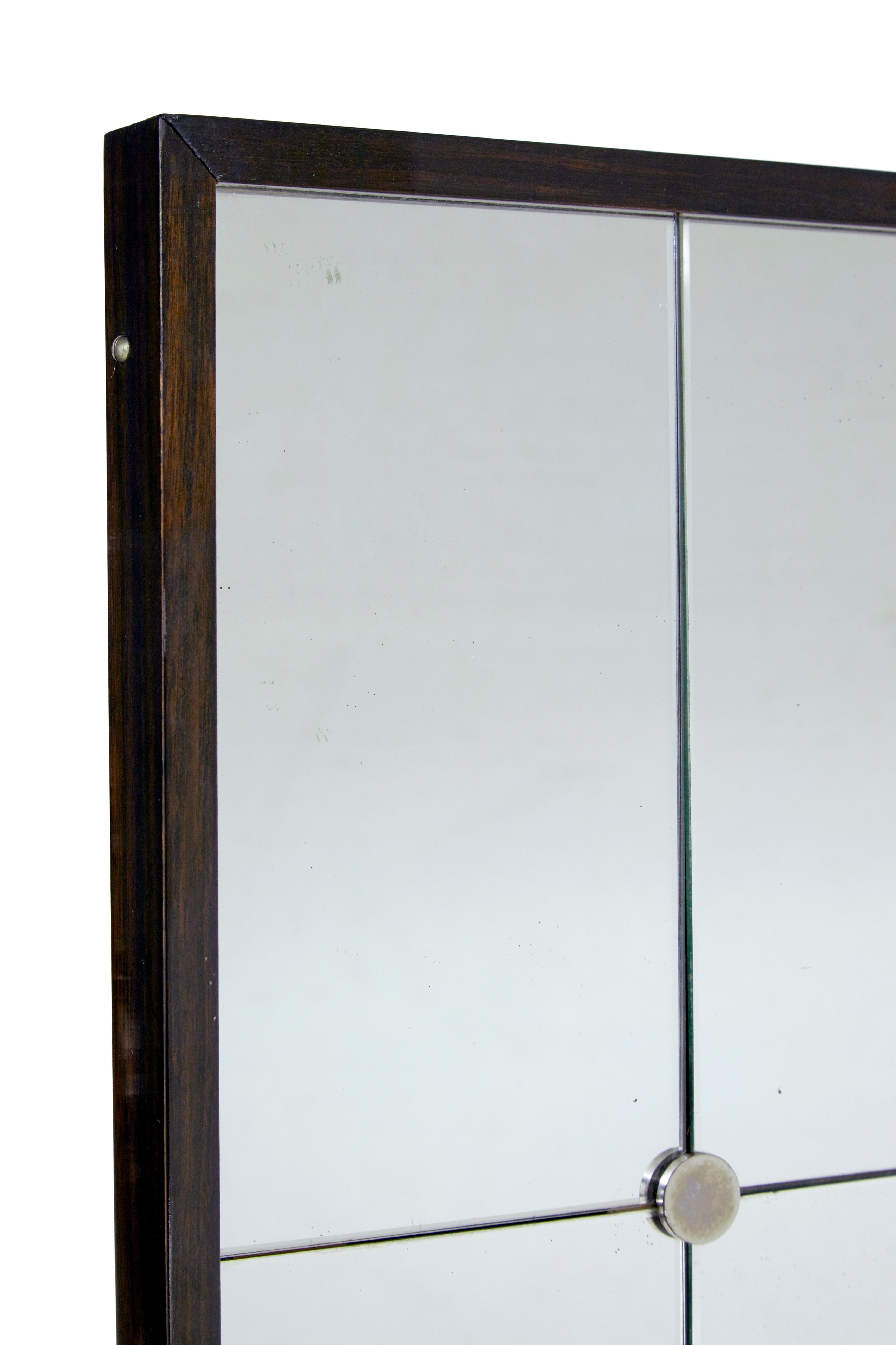 Grande specchio svedese di metà secolo con cornice colorata del 1950 circa.

Specchio scandinavo di buona qualità, probabilmente prodotto da glas e tra.

Corpo principale unico dello specchio, circondato da pannelli disposti intorno alla parte