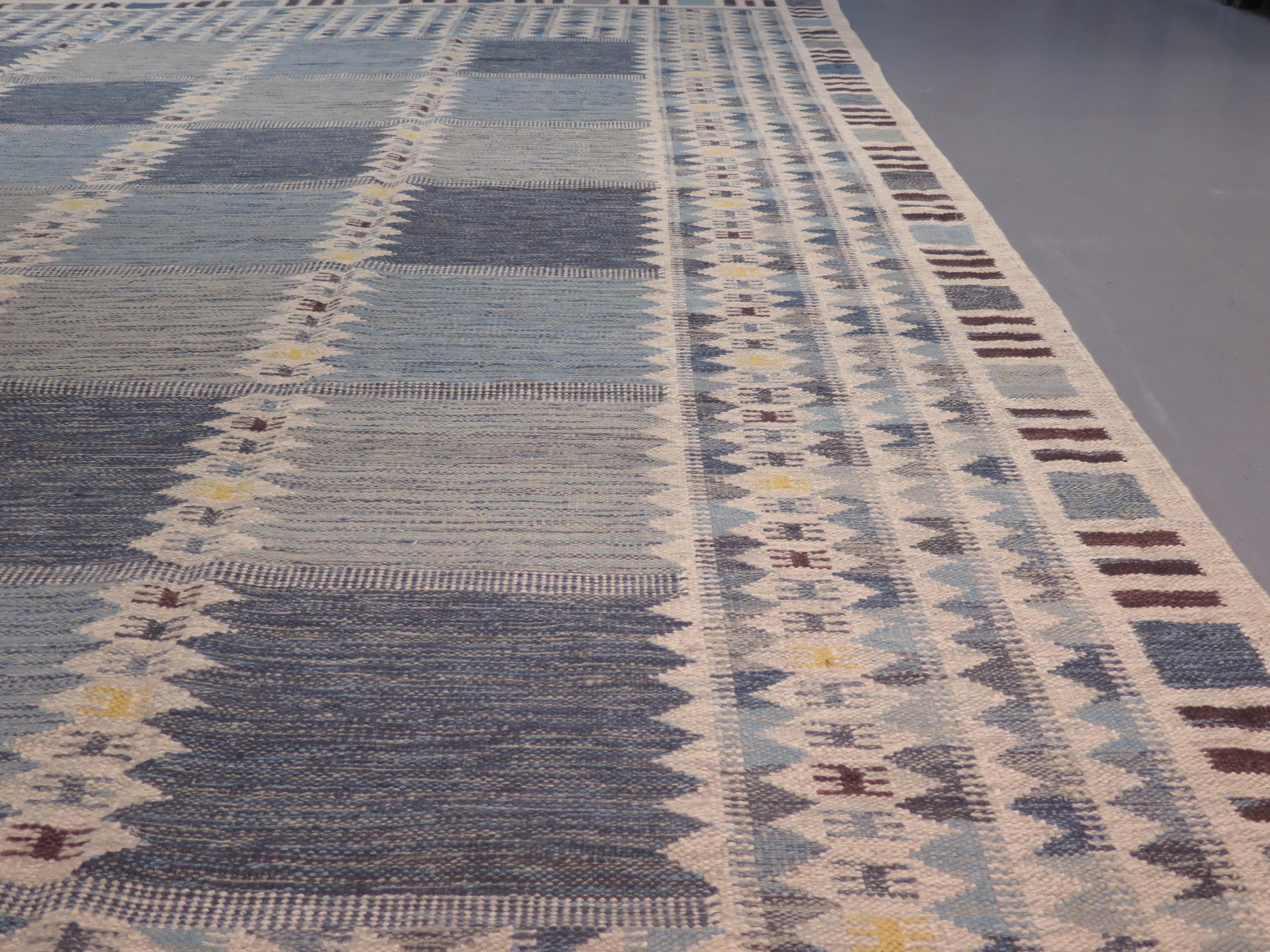 Großer handgewebter Flachgewebe-Teppich im schwedischen Stil der Jahrhundertmitte (Skandinavische Moderne) im Angebot