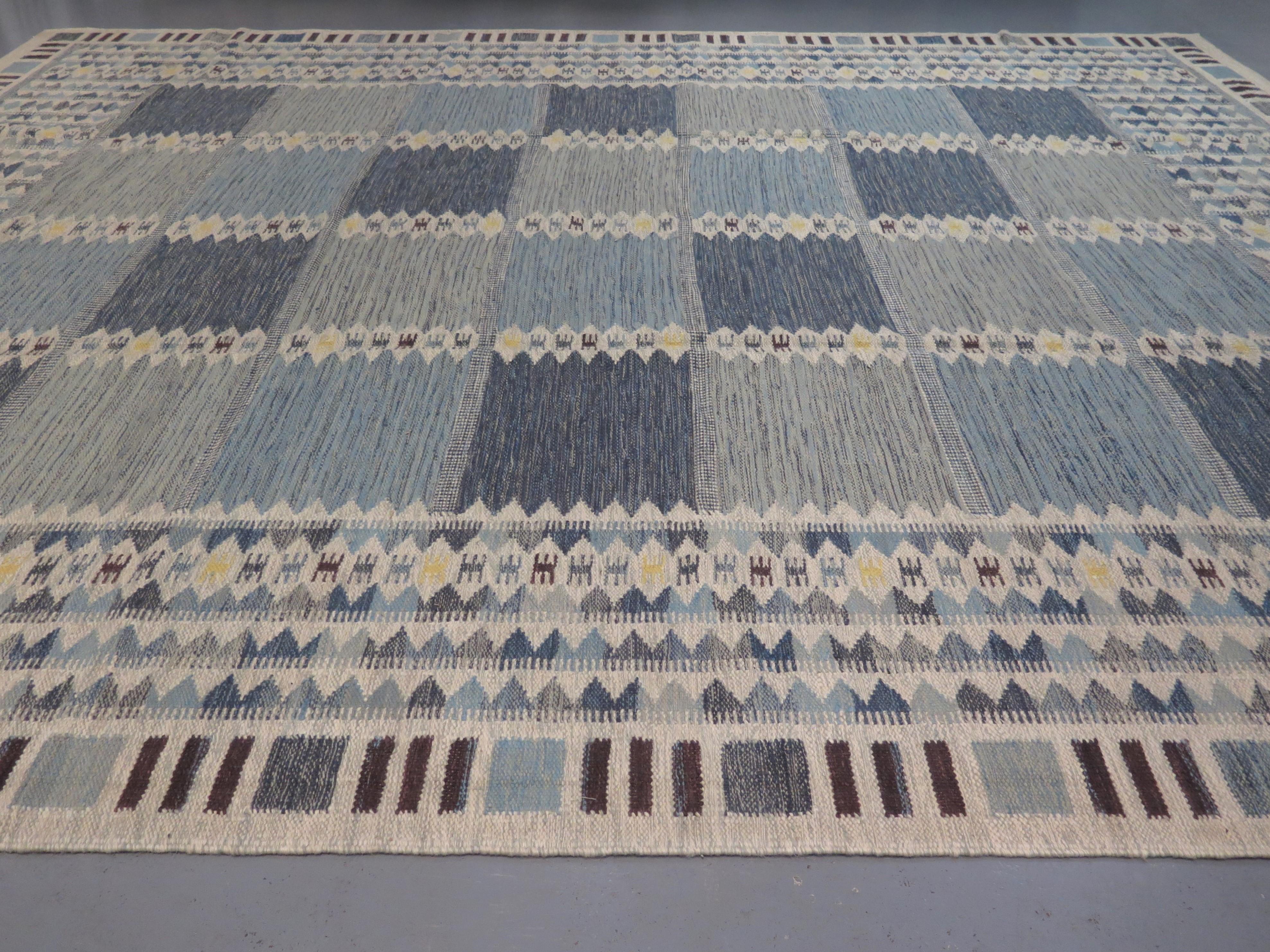 Large Mid-Century Swedish Style Handwoven Flatweave Carpet In Excellent Condition For Sale In London, GB