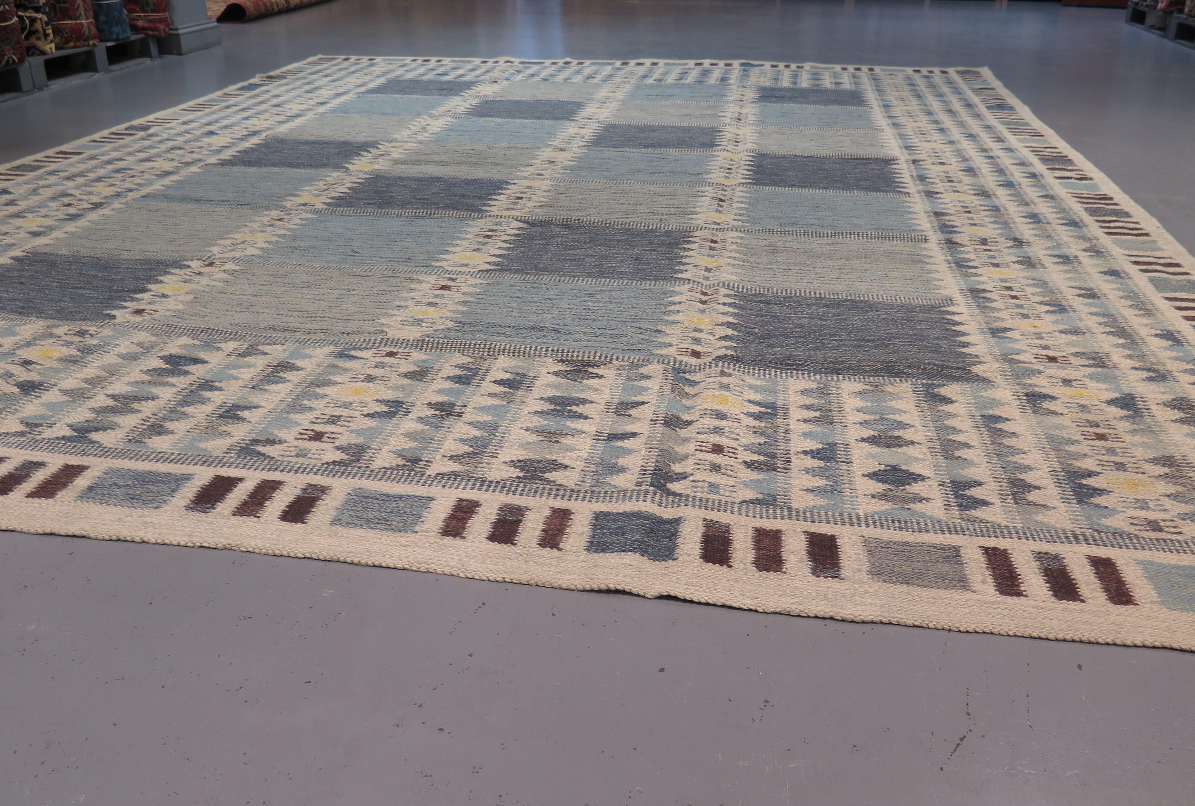 Großer handgewebter Flachgewebe-Teppich im schwedischen Stil der Jahrhundertmitte (Wolle) im Angebot