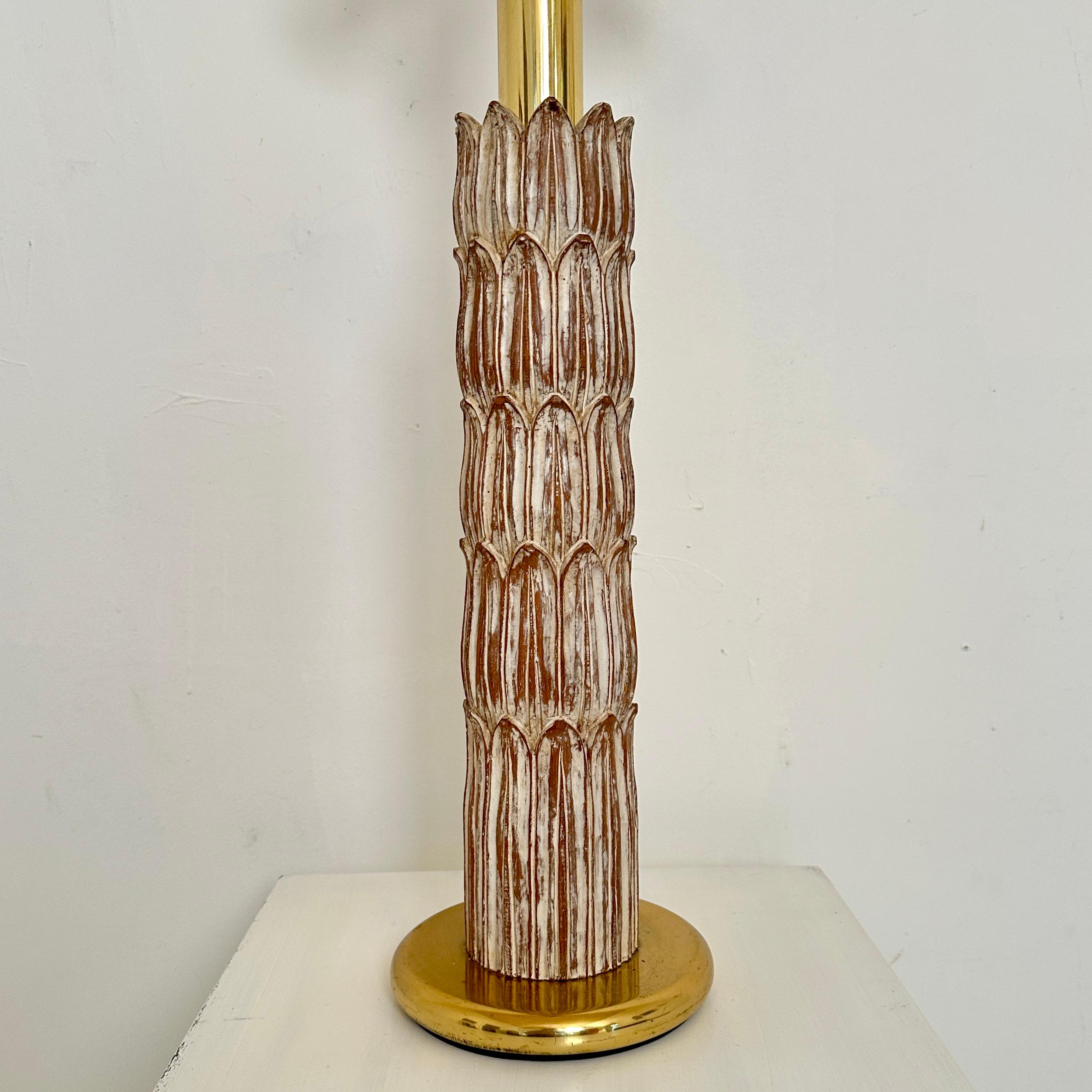 Große Tischlampe aus der Mitte des Jahrhunderts in Palmoptik aus geschnitztem Holz mit Lampenschirm, 1970 im Angebot 2