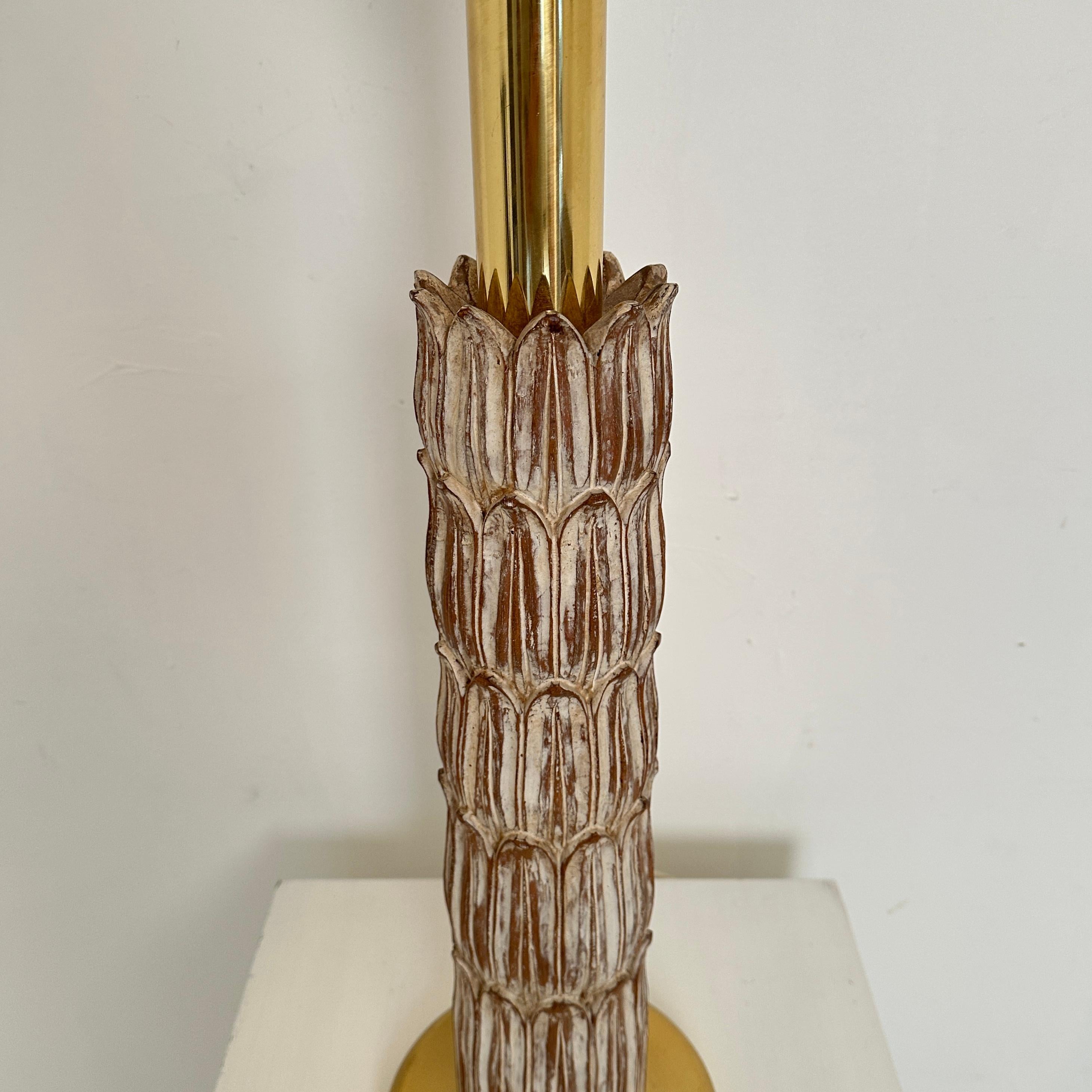 Große Tischlampe aus der Mitte des Jahrhunderts in Palmoptik aus geschnitztem Holz mit Lampenschirm, 1970 im Angebot 3