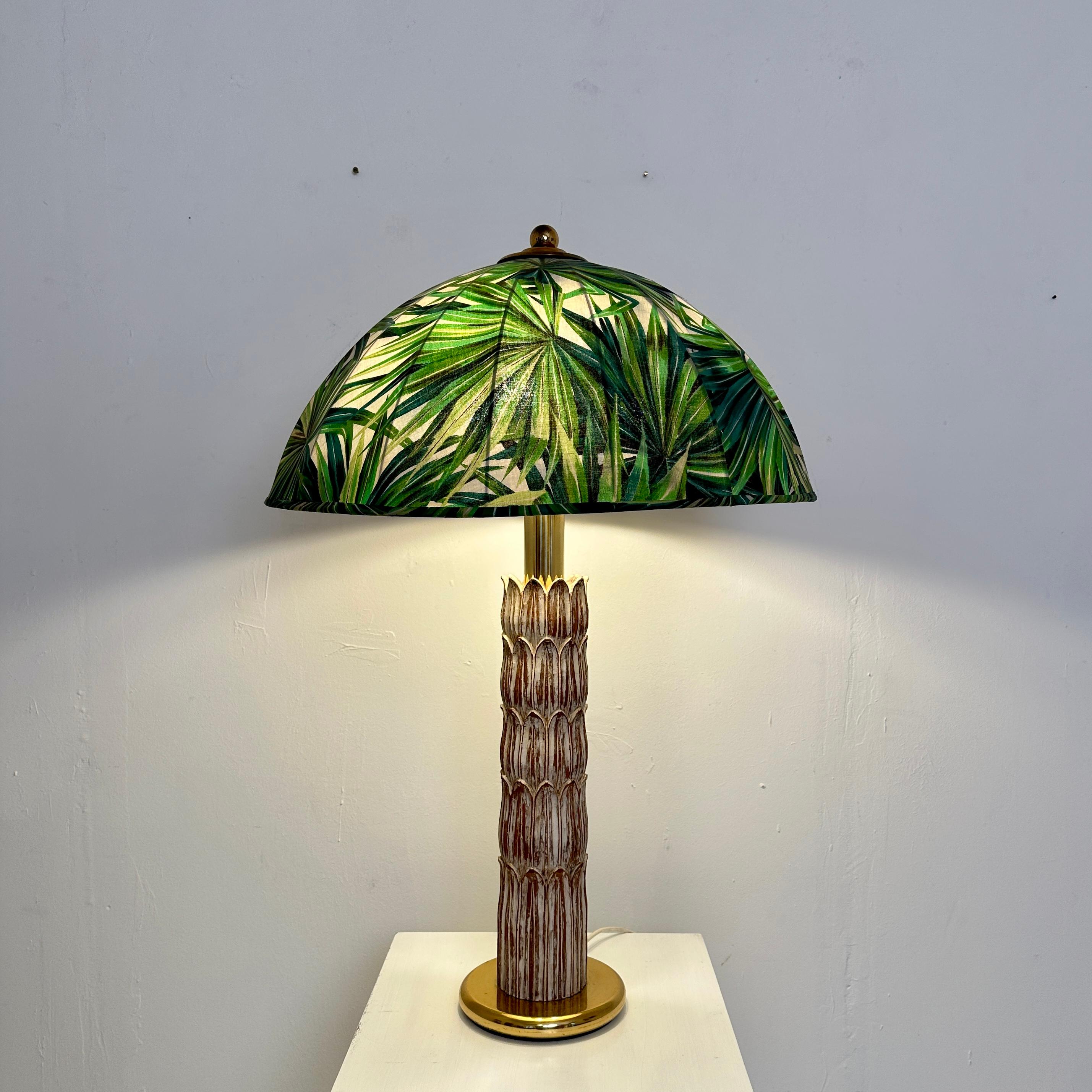 Große Tischlampe aus der Mitte des Jahrhunderts in Palmoptik aus geschnitztem Holz mit Lampenschirm, 1970 (Moderne der Mitte des Jahrhunderts) im Angebot