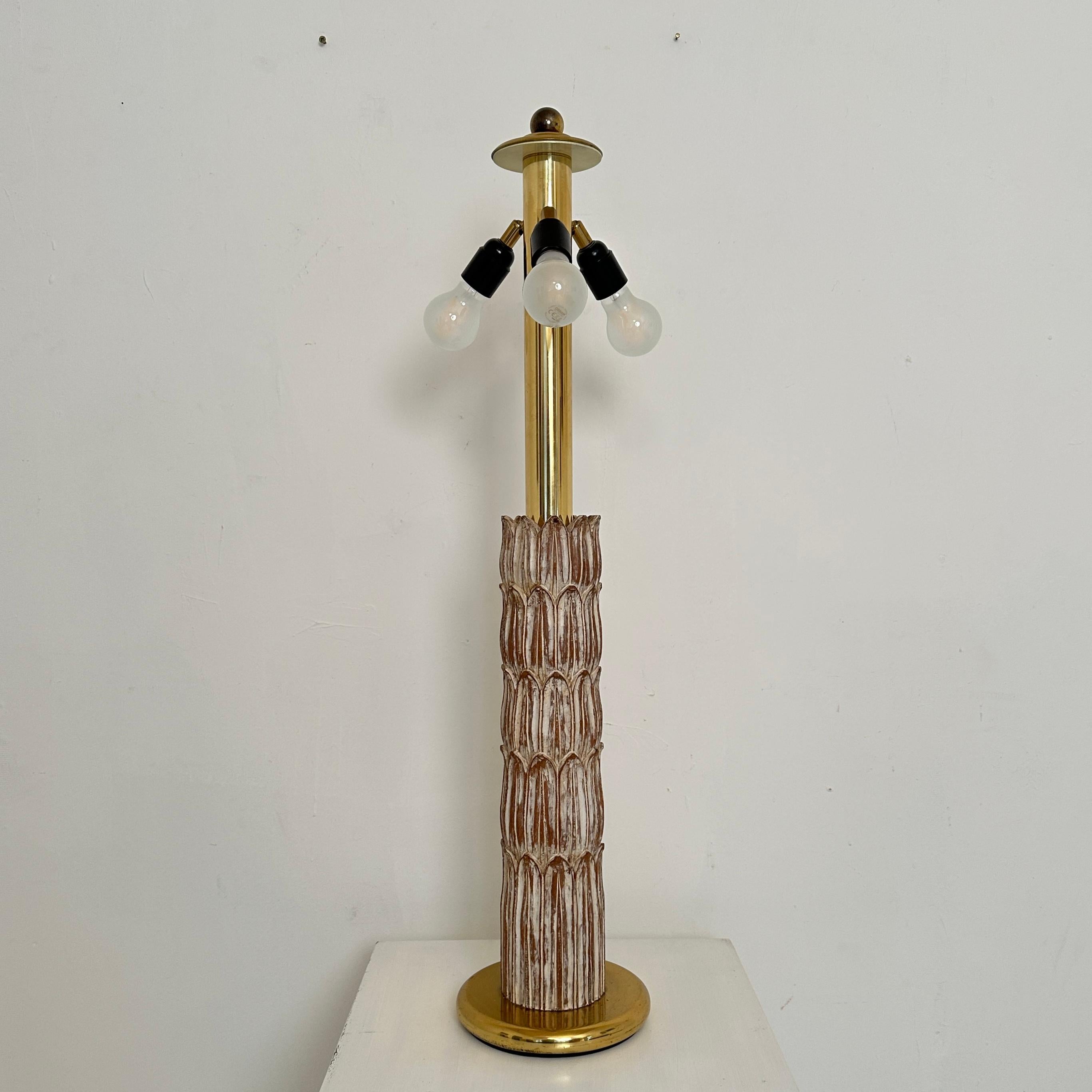 Große Tischlampe aus der Mitte des Jahrhunderts in Palmoptik aus geschnitztem Holz mit Lampenschirm, 1970 (Italienisch) im Angebot