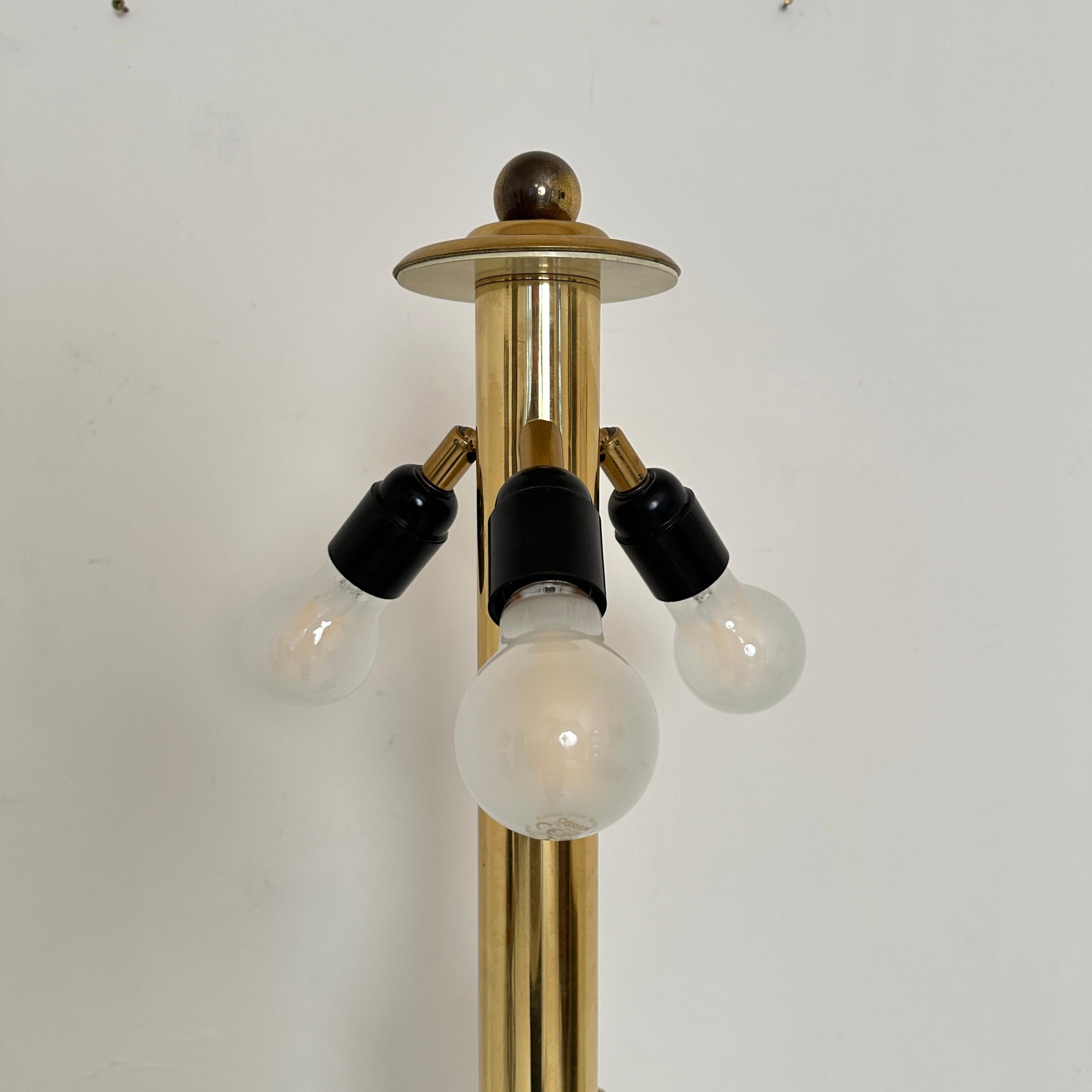 Große Tischlampe aus der Mitte des Jahrhunderts in Palmoptik aus geschnitztem Holz mit Lampenschirm, 1970 (Handgeschnitzt) im Angebot