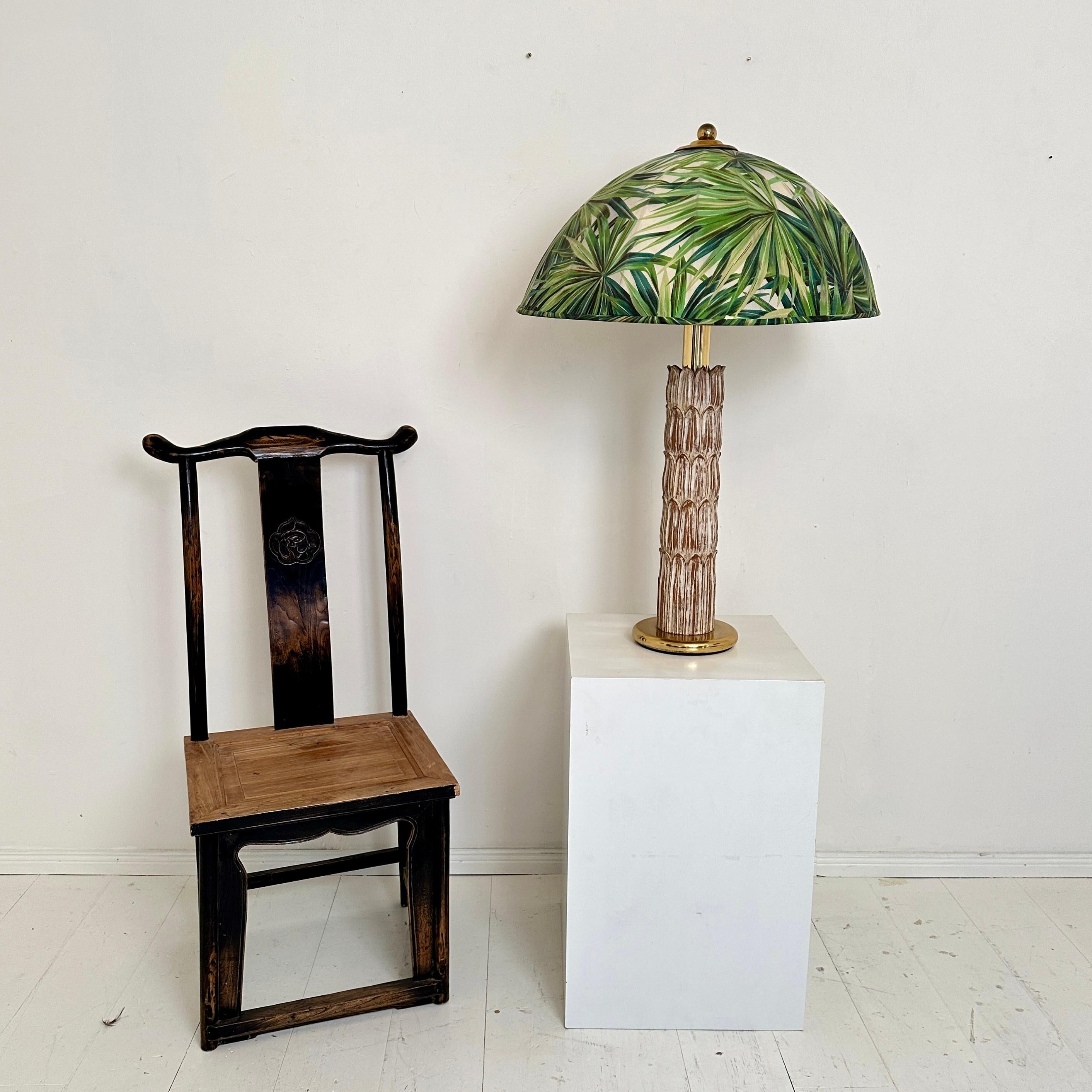 Große Tischlampe aus der Mitte des Jahrhunderts in Palmoptik aus geschnitztem Holz mit Lampenschirm, 1970 im Zustand „Gut“ im Angebot in Berlin, DE