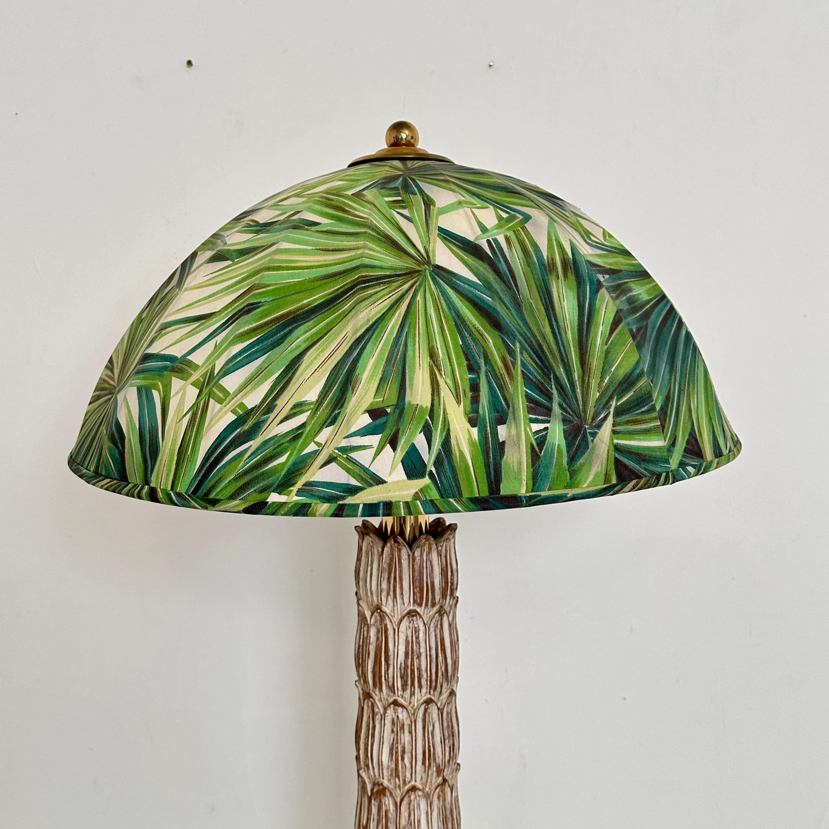 Große Tischlampe aus der Mitte des Jahrhunderts in Palmoptik aus geschnitztem Holz mit Lampenschirm, 1970 (Ende des 20. Jahrhunderts) im Angebot