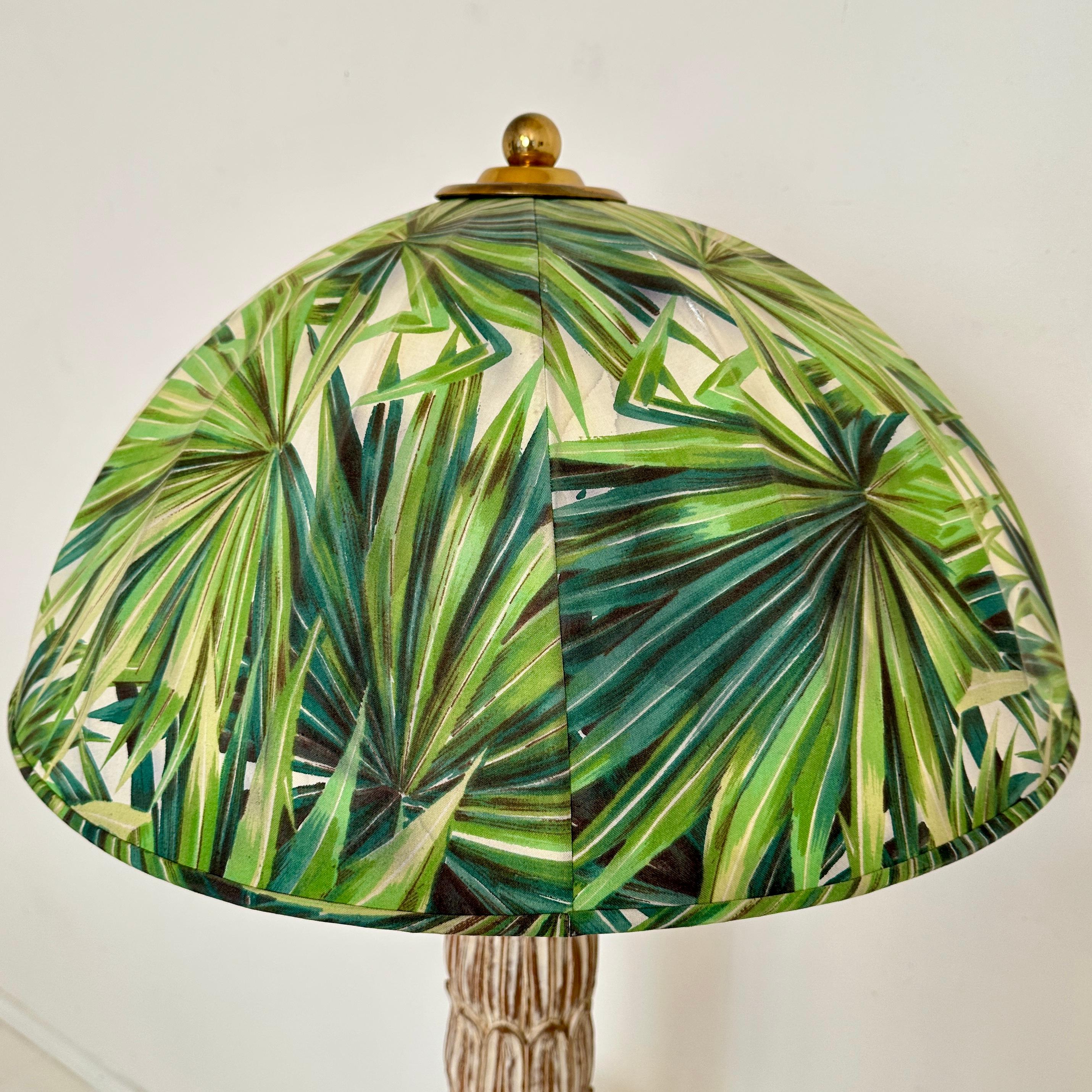 Große Tischlampe aus der Mitte des Jahrhunderts in Palmoptik aus geschnitztem Holz mit Lampenschirm, 1970 (Metall) im Angebot