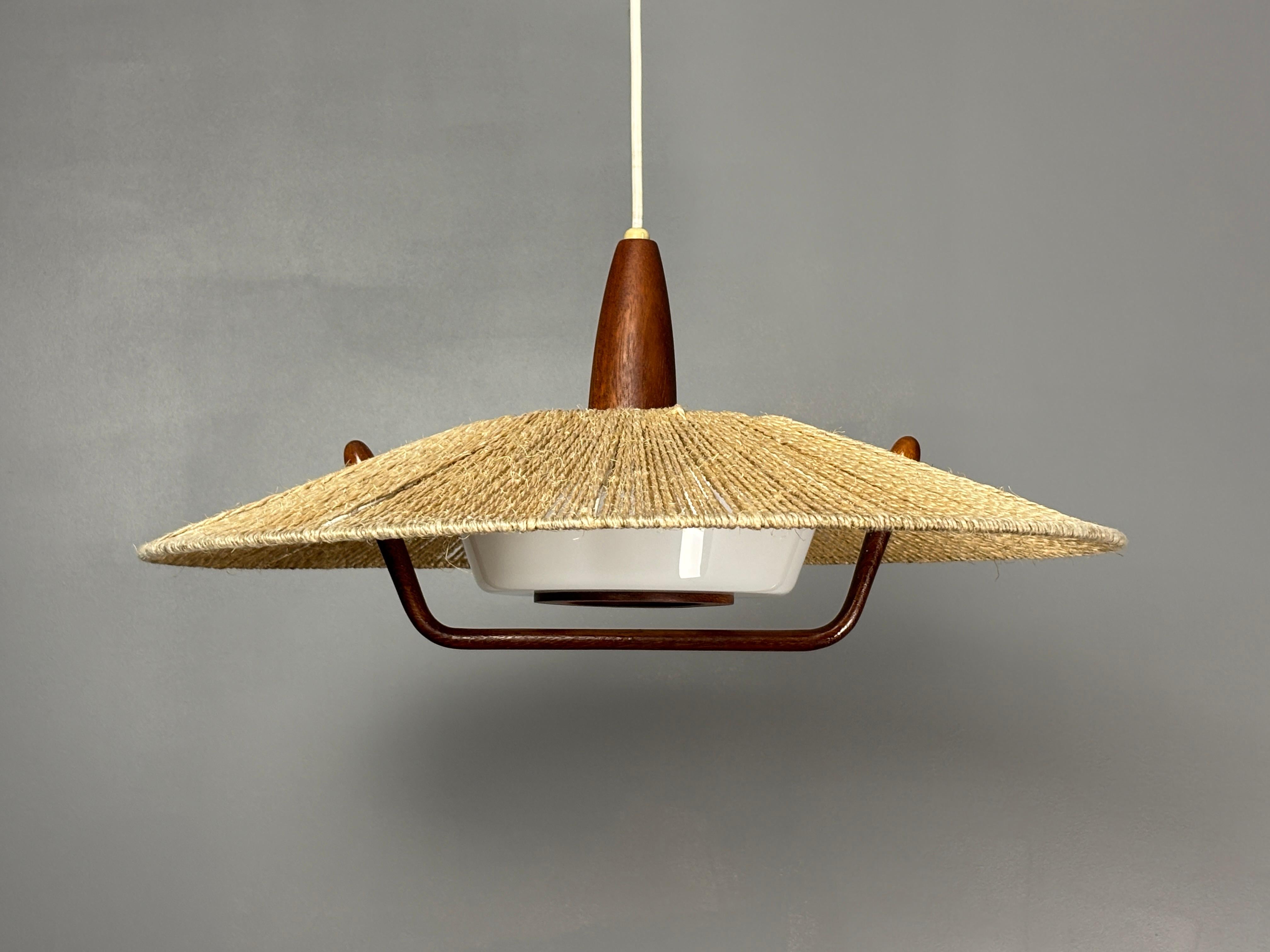 Grande lampe suspendue en teck et corde de sisal du milieu du siècle dernier, années 1960 en vente 4