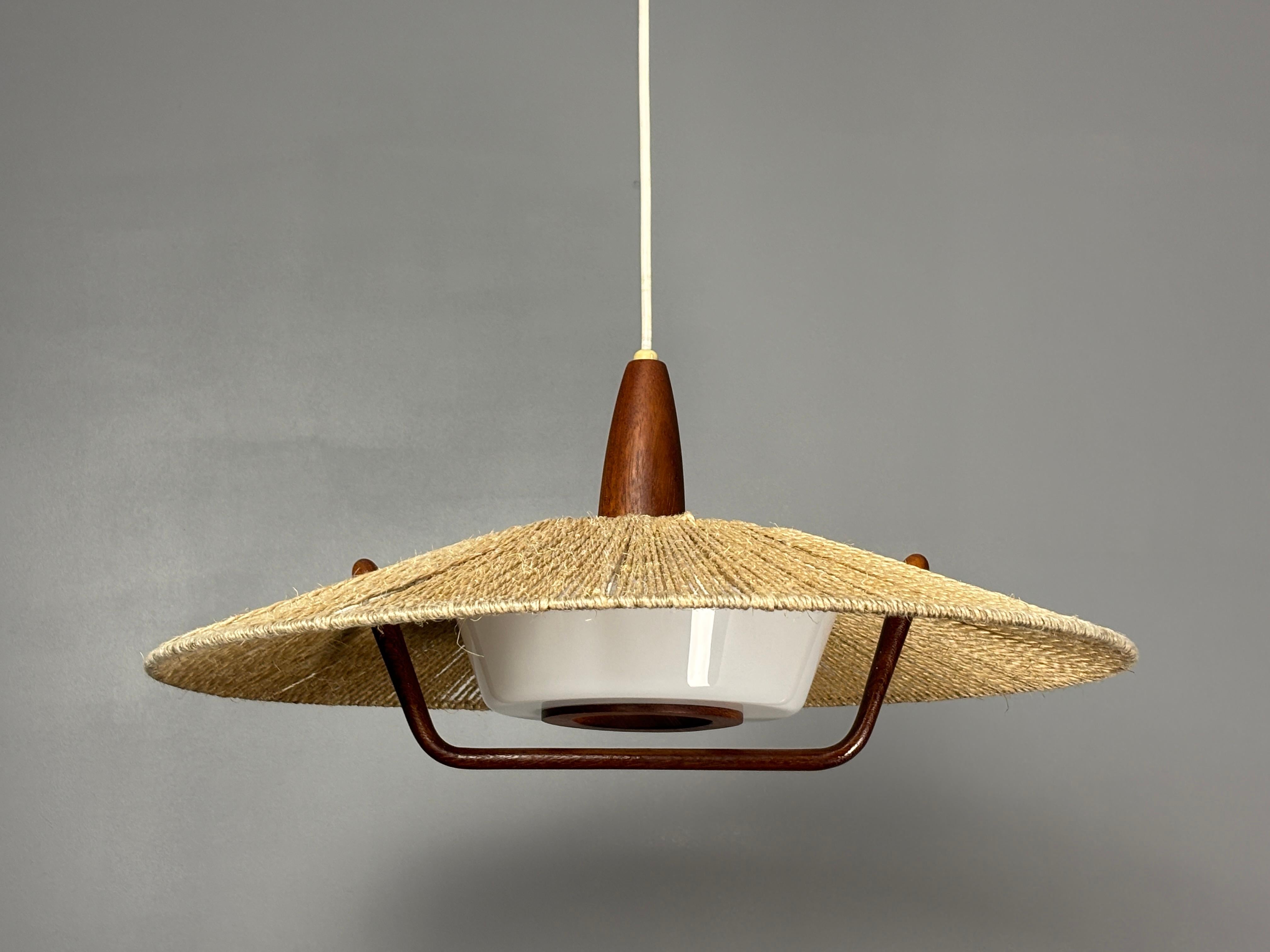 Grande lampe suspendue en teck et corde de sisal du milieu du siècle dernier, années 1960 en vente 5