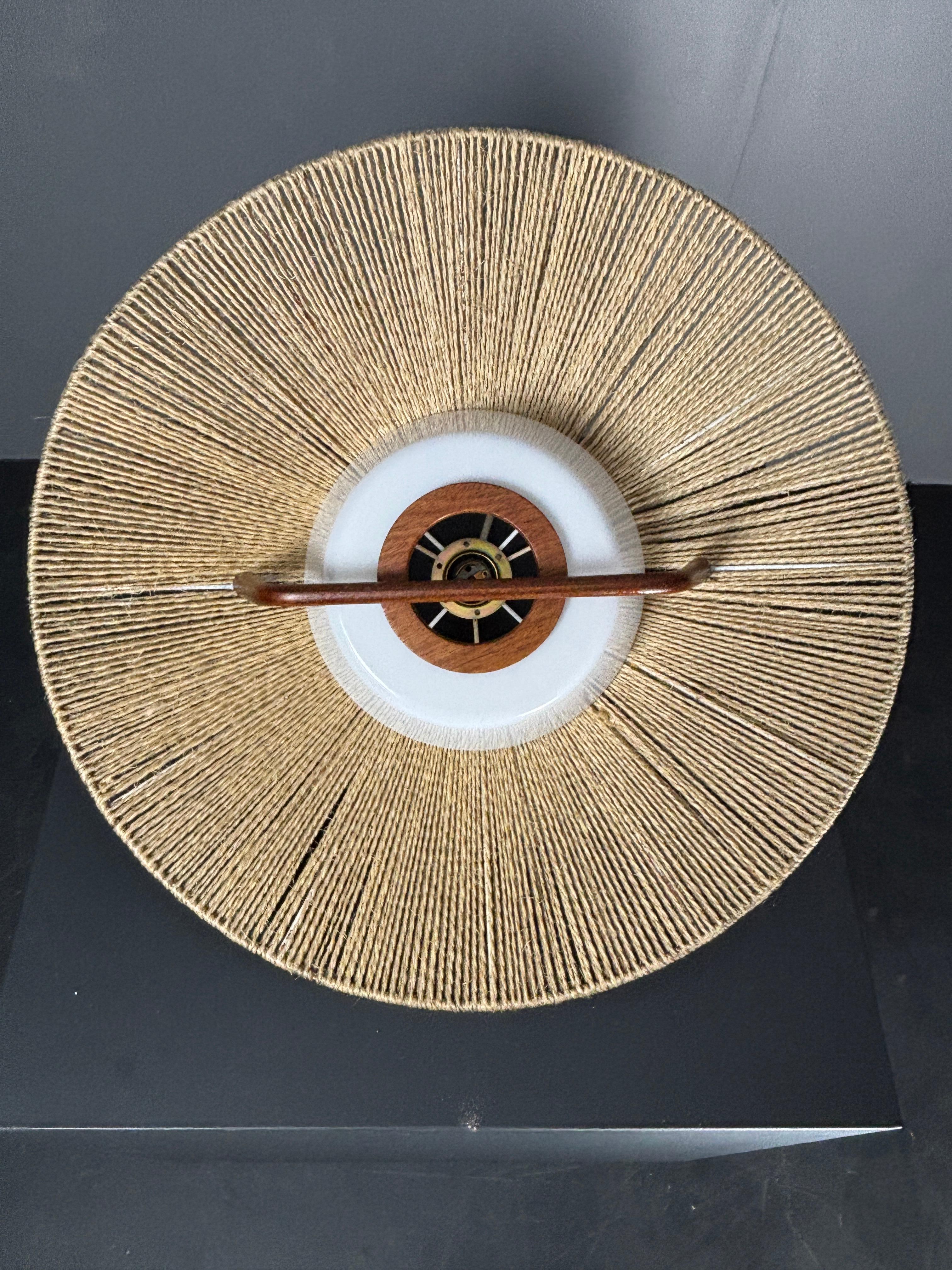 Grande lampe suspendue en teck et corde de sisal du milieu du siècle dernier, années 1960 Bon état - En vente à Zaandam, NL