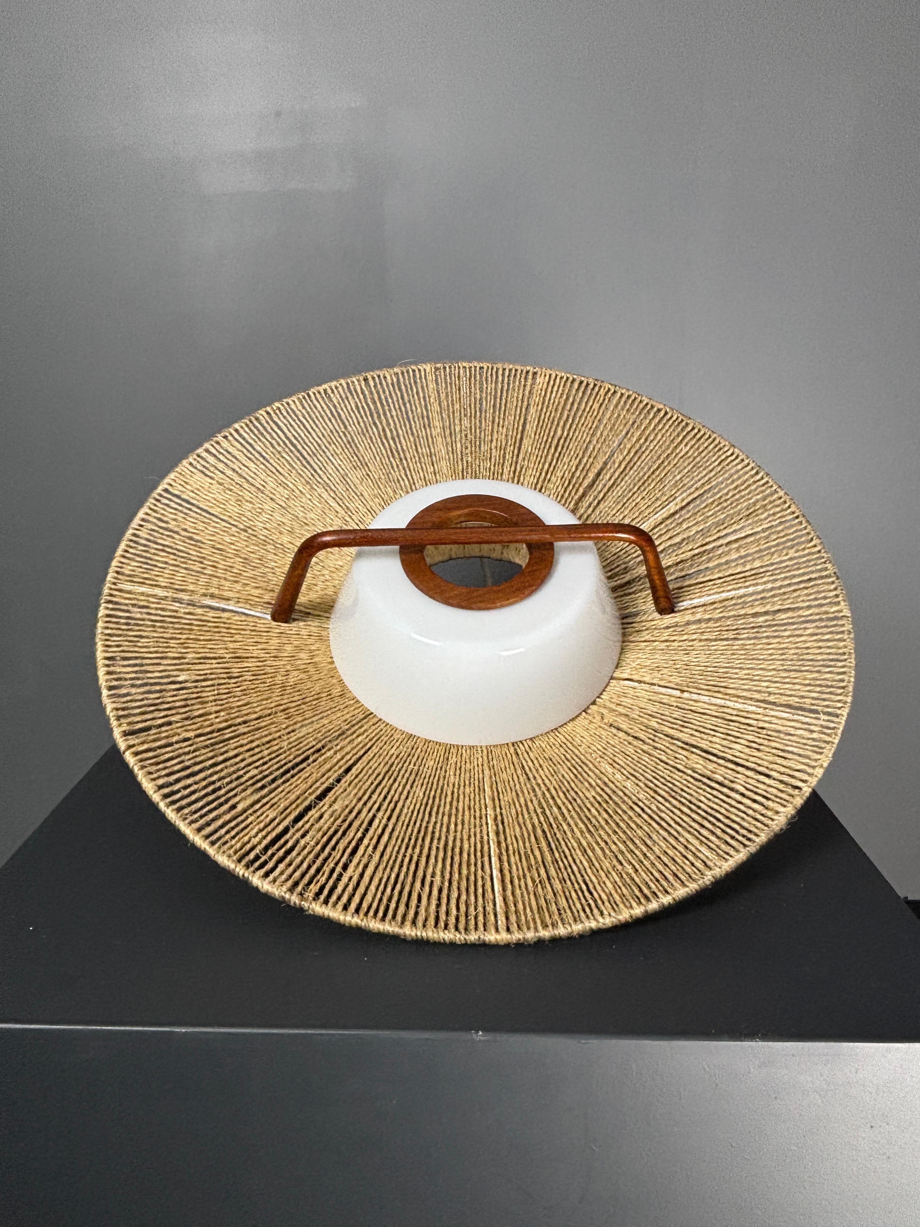 Milieu du XXe siècle Grande lampe suspendue en teck et corde de sisal du milieu du siècle dernier, années 1960 en vente