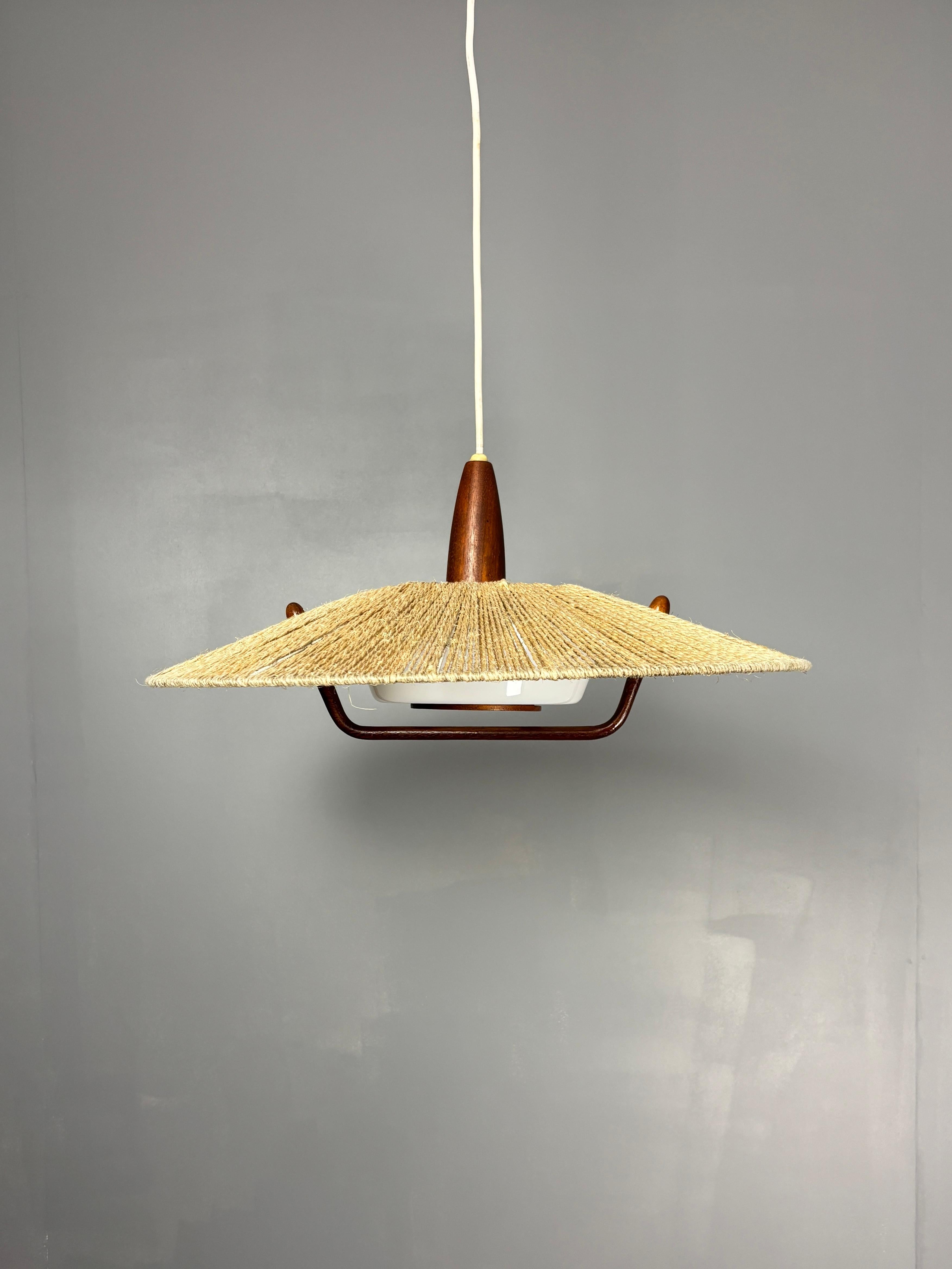 Corde Grande lampe suspendue en teck et corde de sisal du milieu du siècle dernier, années 1960 en vente