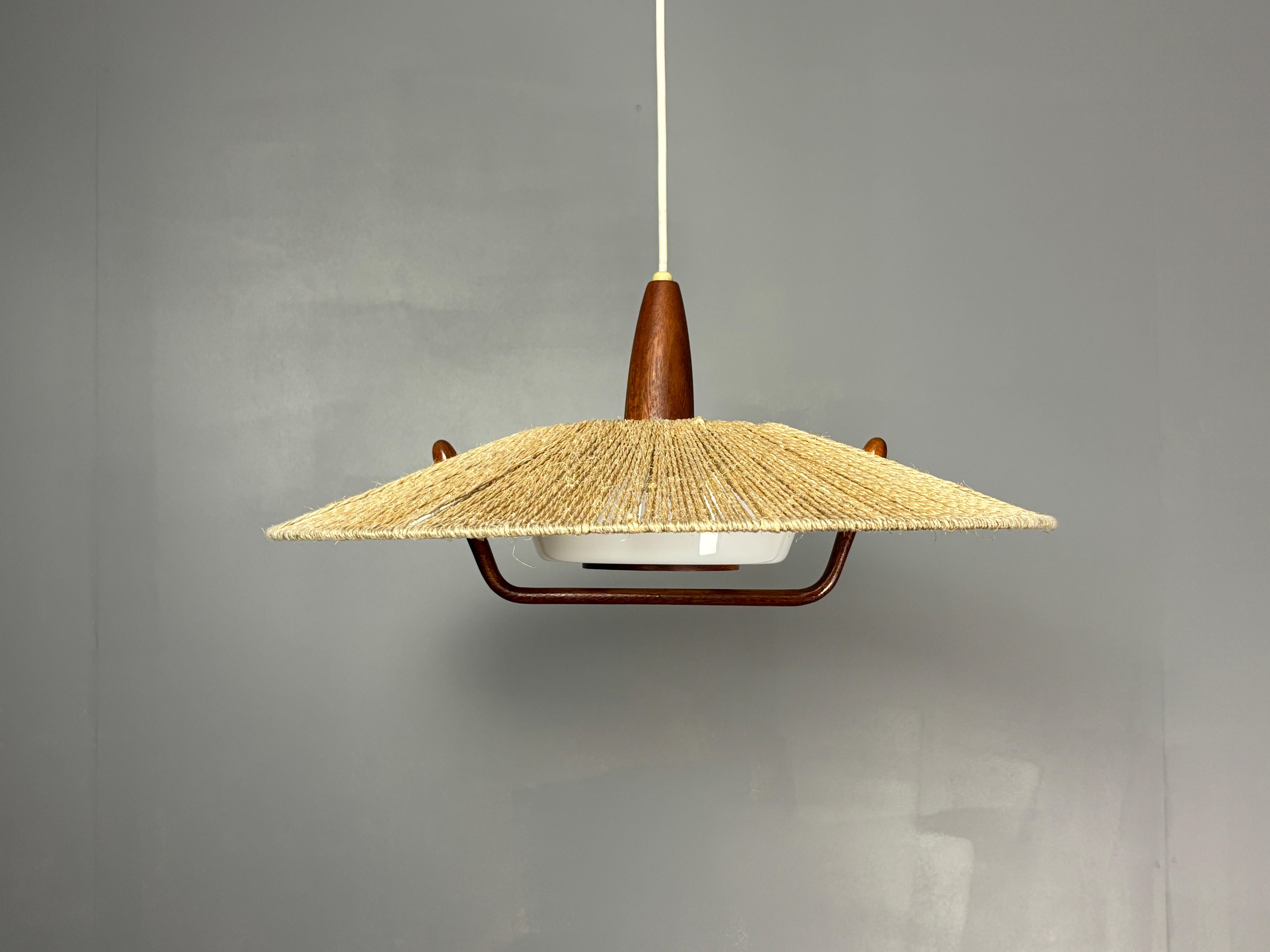 Grande lampe suspendue en teck et corde de sisal du milieu du siècle dernier, années 1960 en vente 1