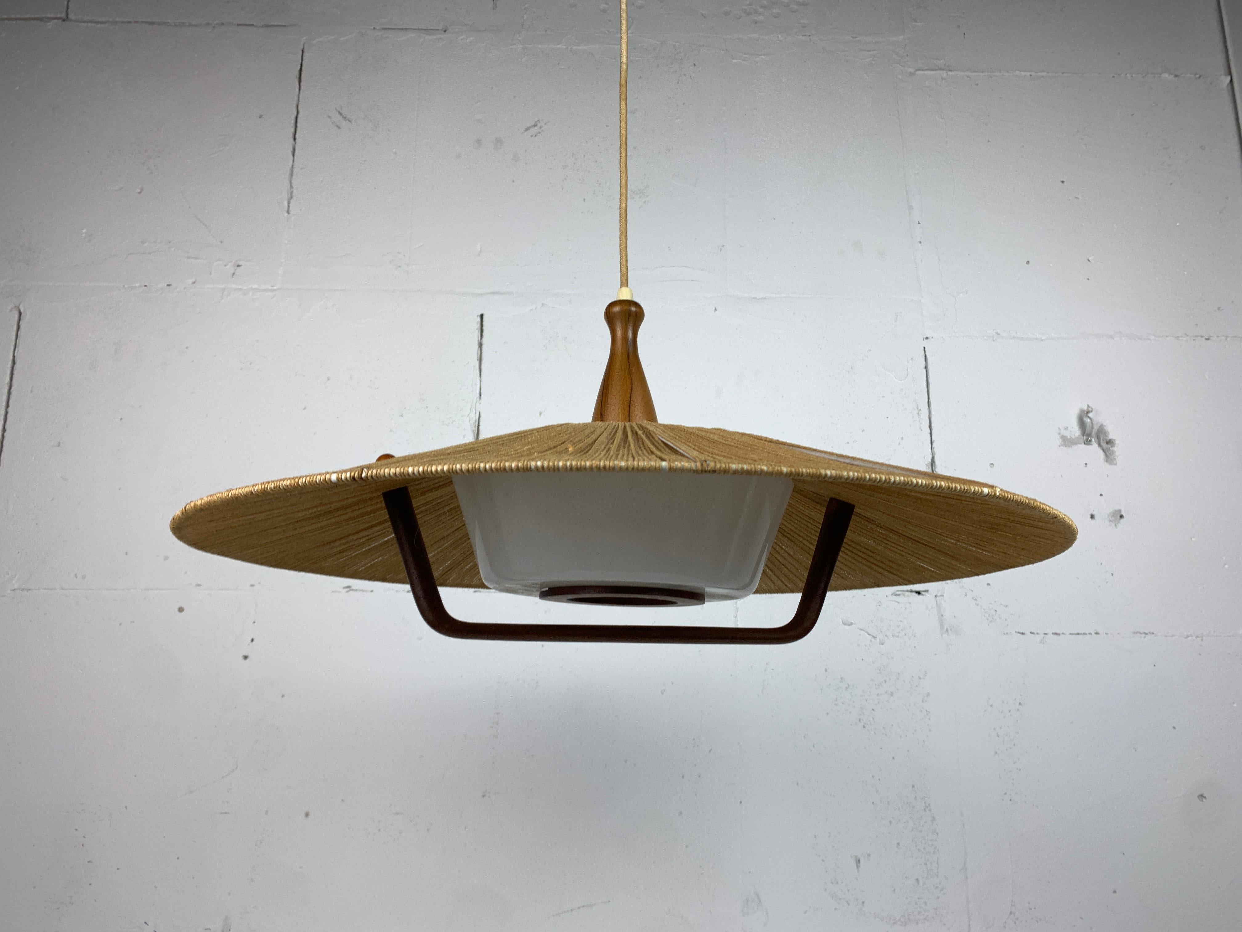 Grande lampada a sospensione di metà secolo in teak e corde di sisal attribuita a Temde L. 3
