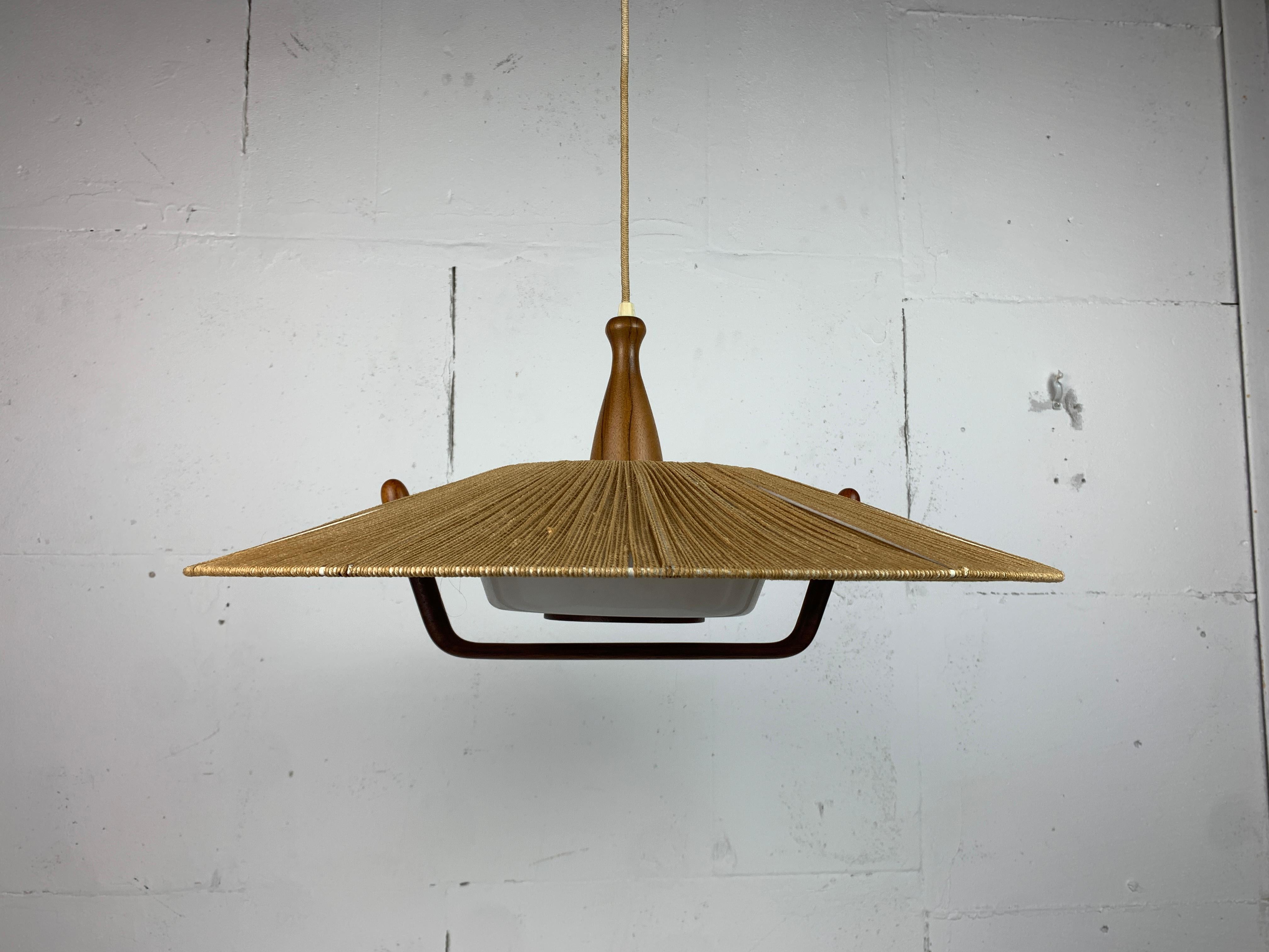 Grande lampada a sospensione di metà secolo in teak e corde di sisal attribuita a Temde L. 4