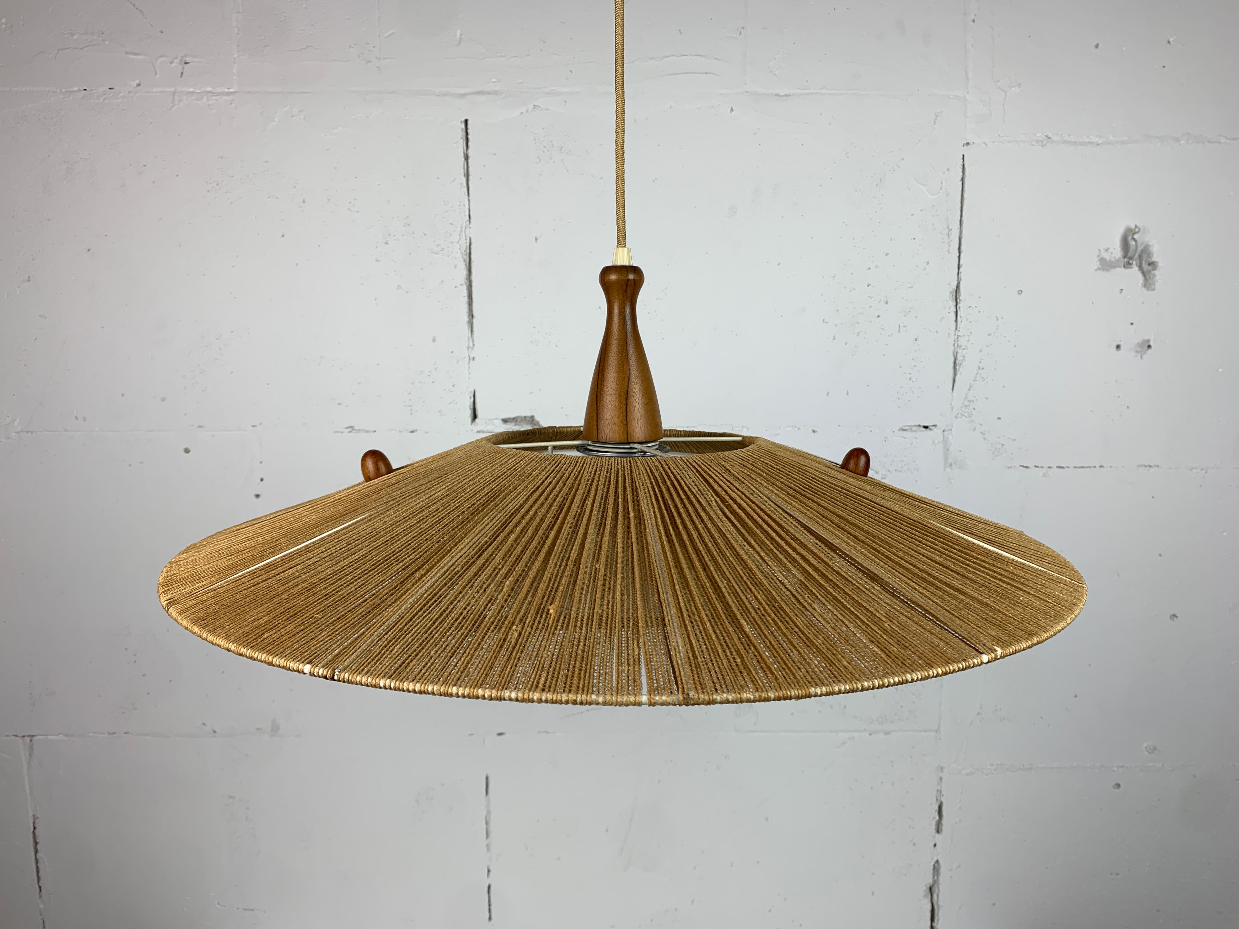 Grande lampada a sospensione di metà secolo in teak e corde di sisal attribuita a Temde L. 5