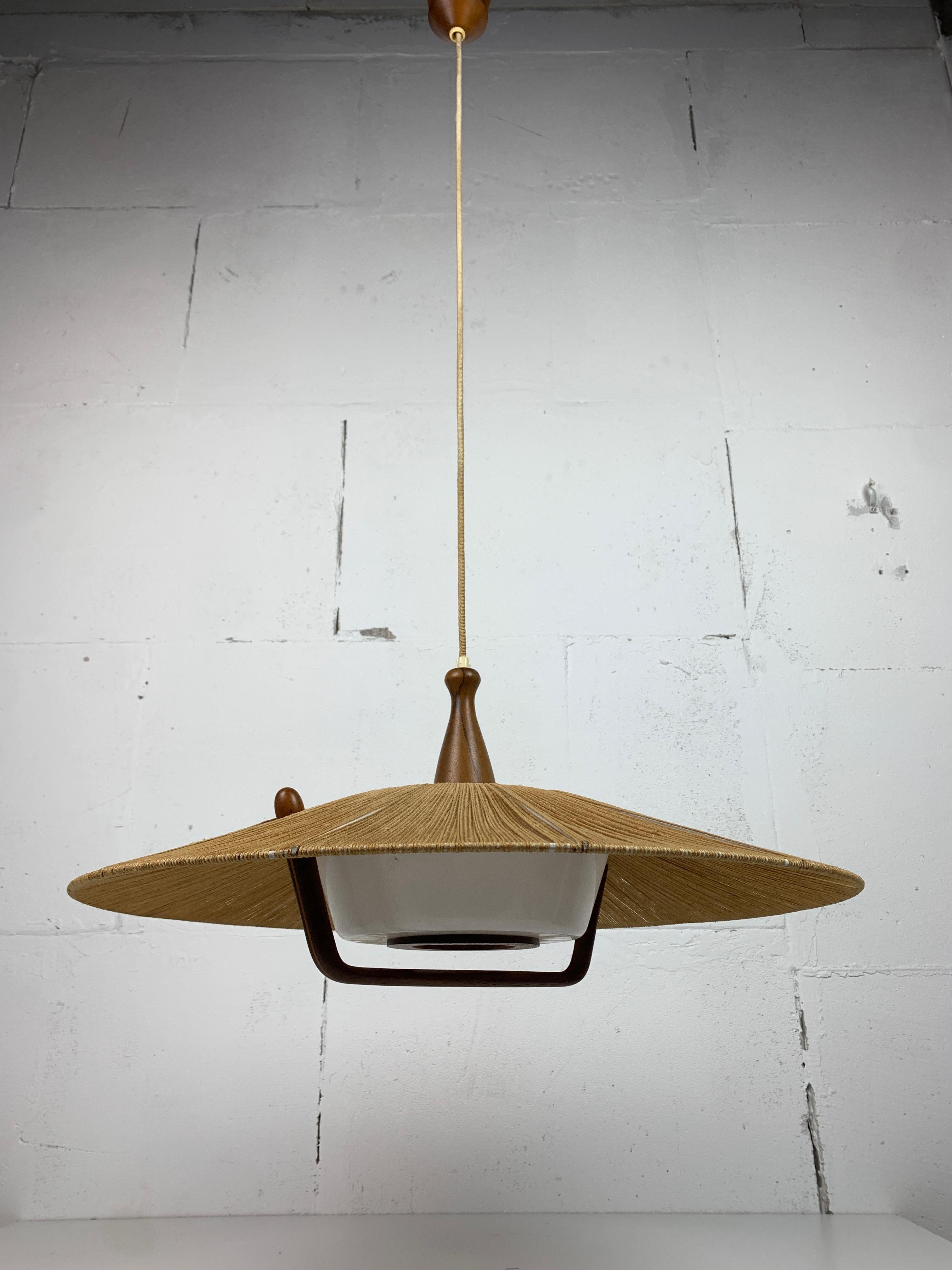 Grande lampada a sospensione di metà secolo in teak e corde di sisal attribuita a Temde L. 6