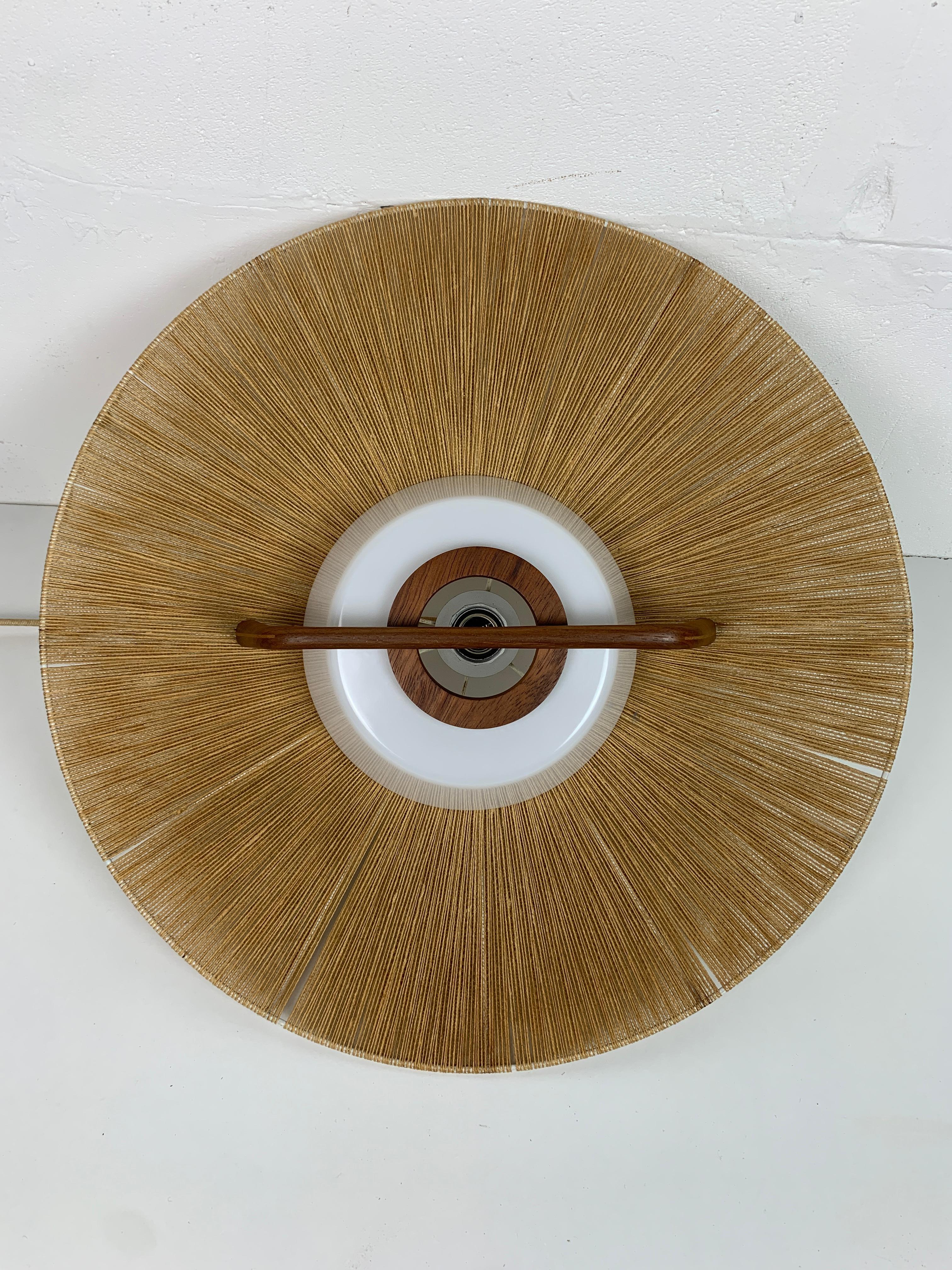 Grande lampada a sospensione di metà secolo in teak e corde di sisal attribuita a Temde L. 7
