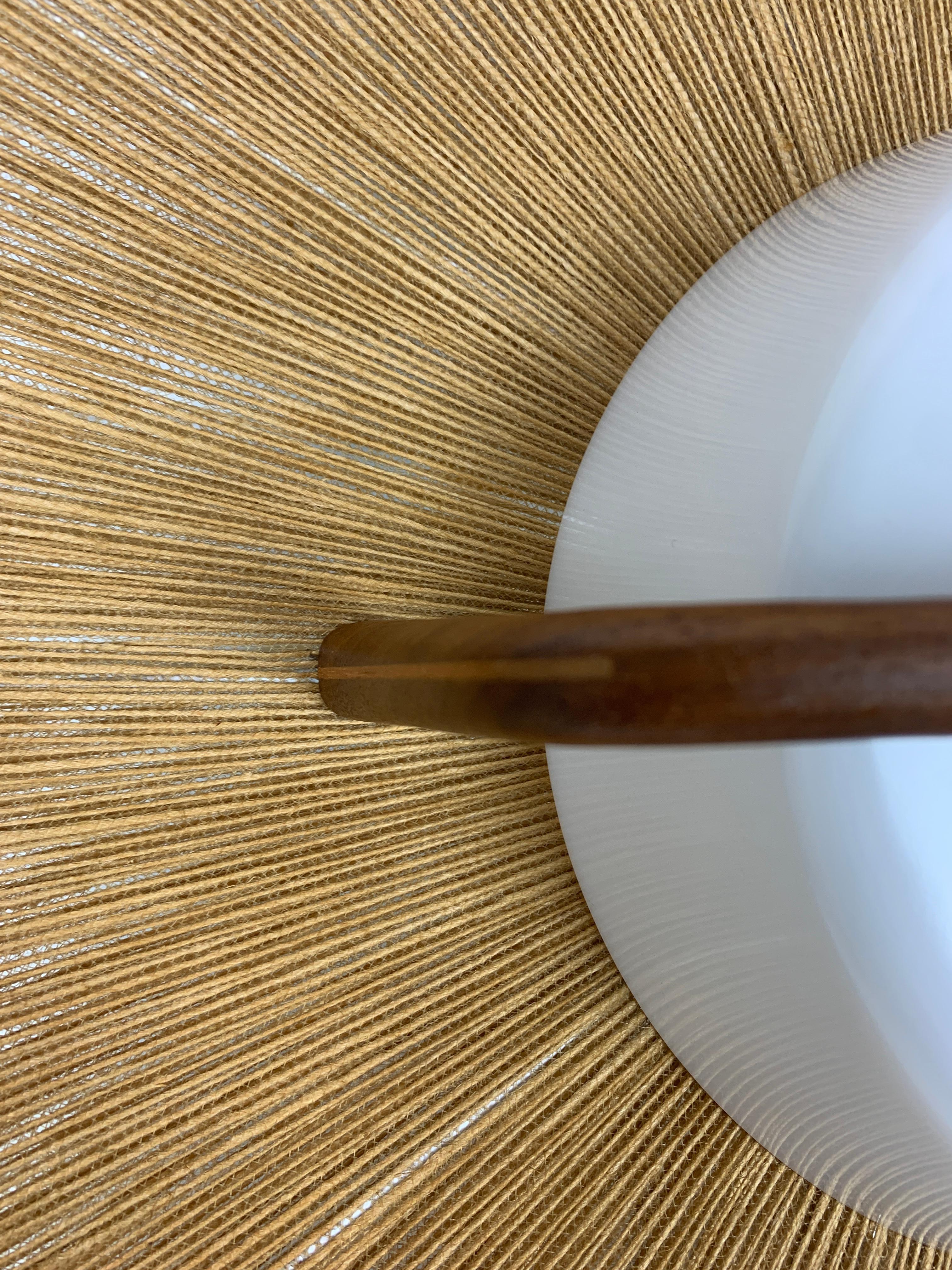 Grande lampada a sospensione di metà secolo in teak e corde di sisal attribuita a Temde L. 8