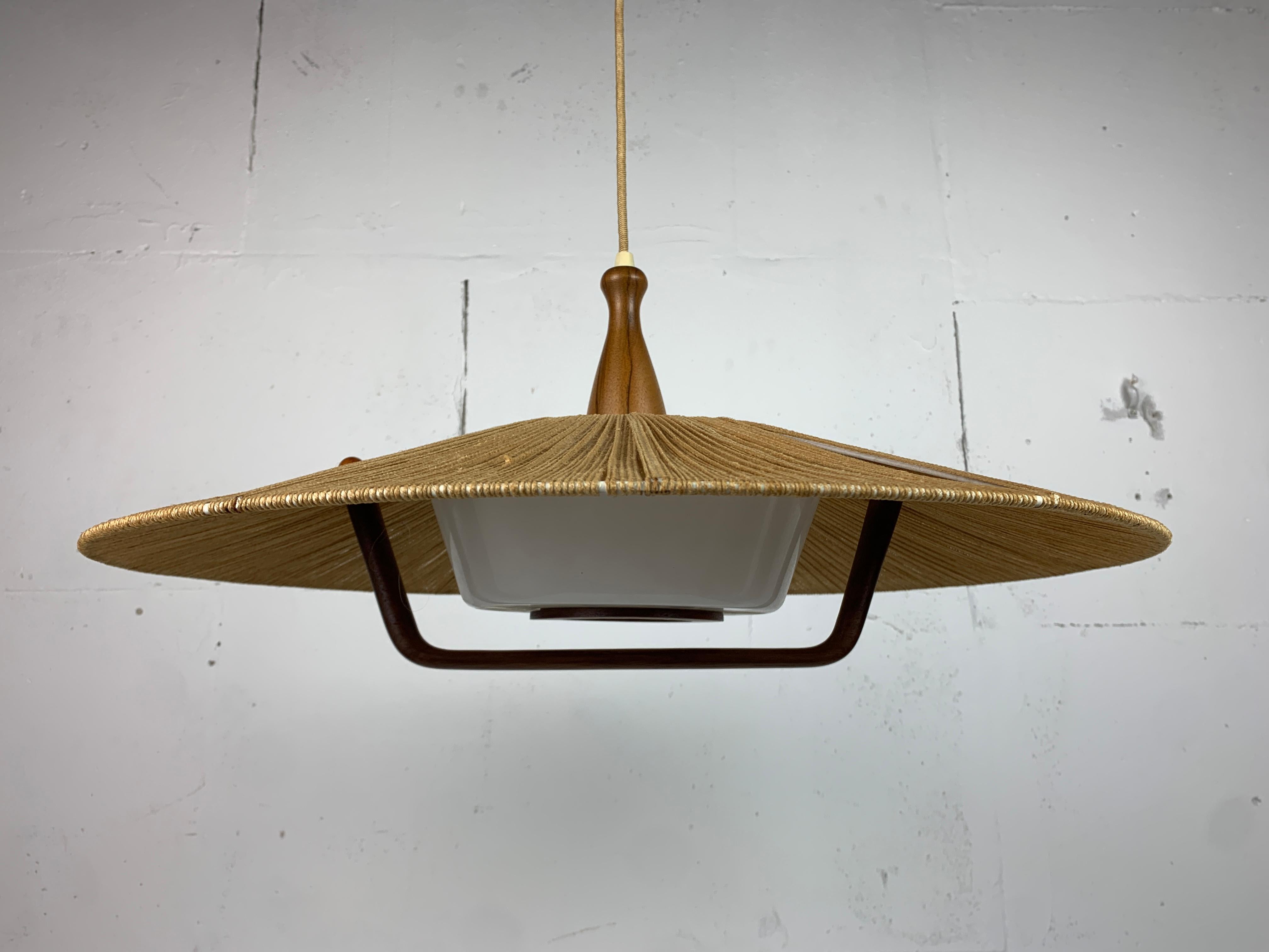 Space Age Grande lampada a sospensione di metà secolo in teak e corde di sisal attribuita a Temde L.