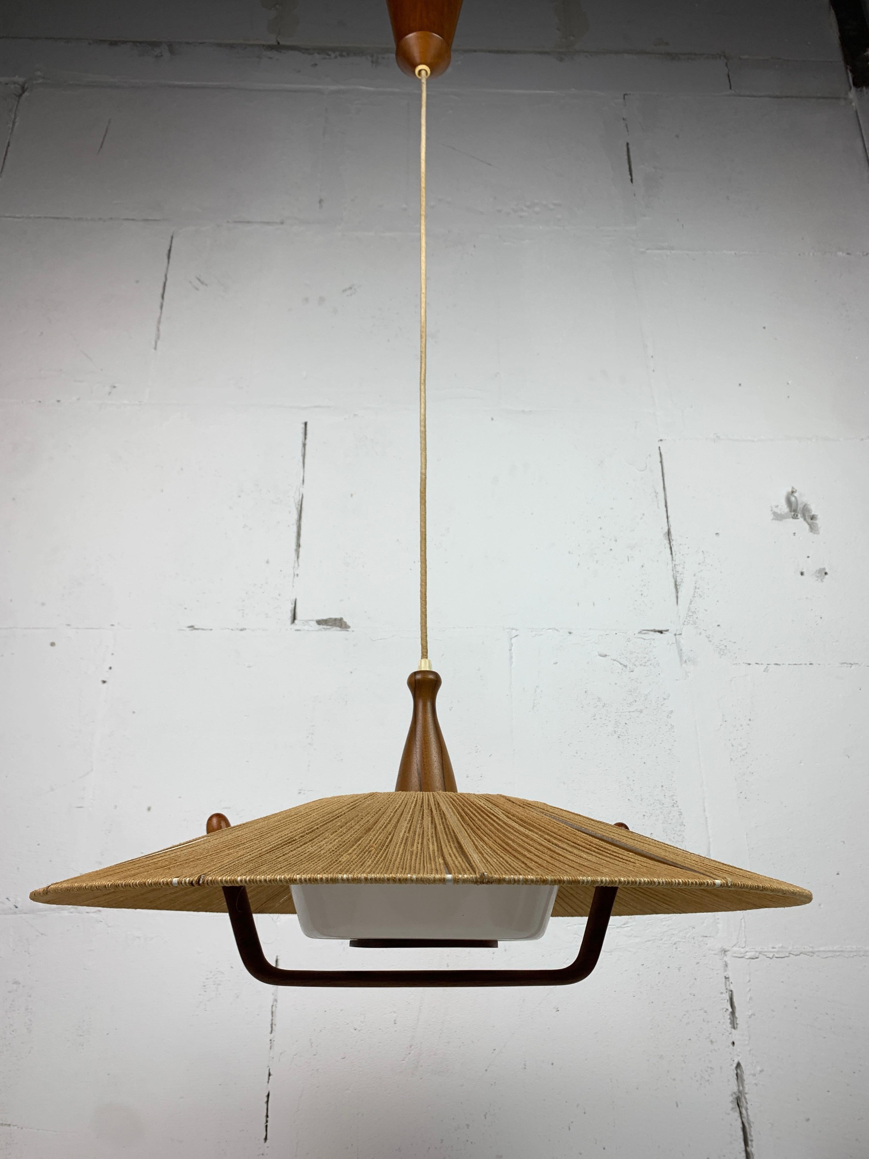 Svizzero Grande lampada a sospensione di metà secolo in teak e corde di sisal attribuita a Temde L.