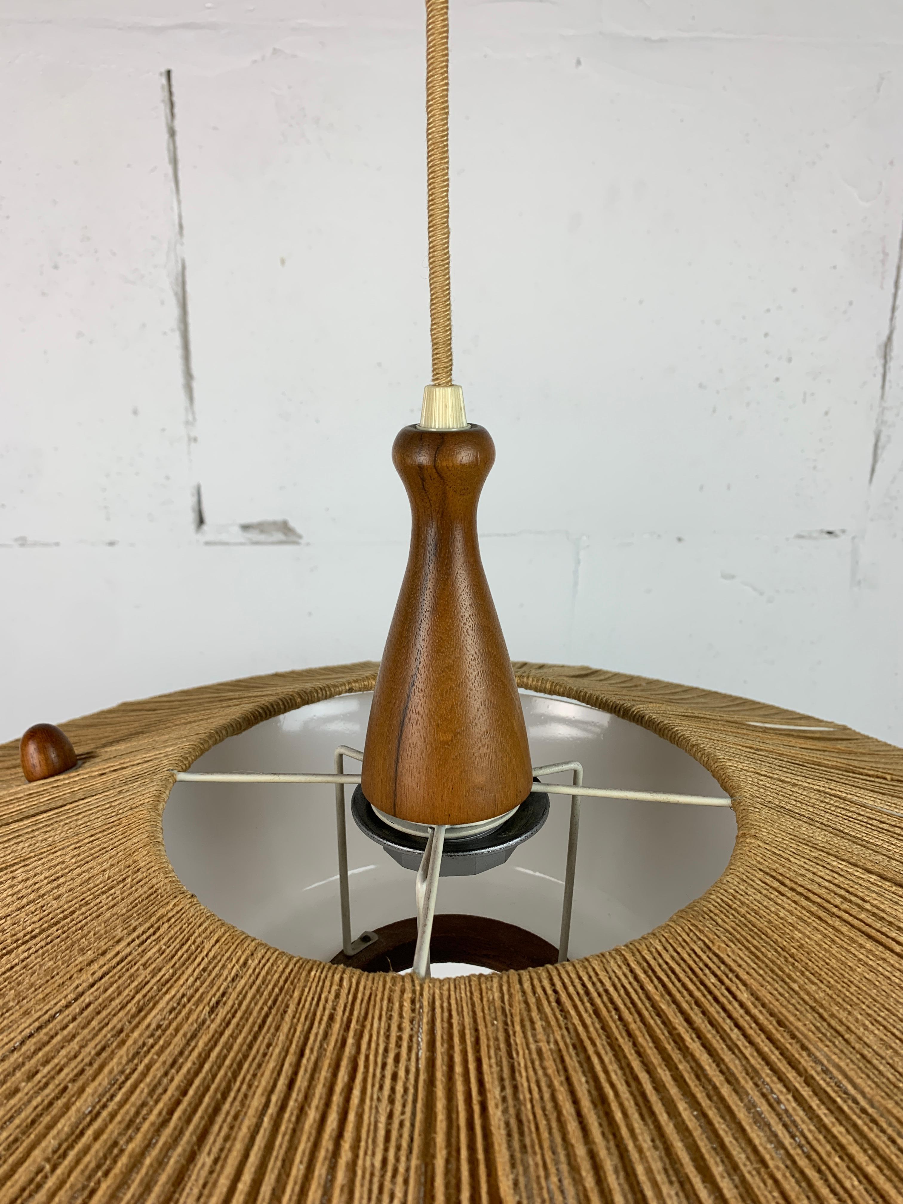 Grande lampada a sospensione di metà secolo in teak e corde di sisal attribuita a Temde L. In condizioni buone a Zaandam, NL