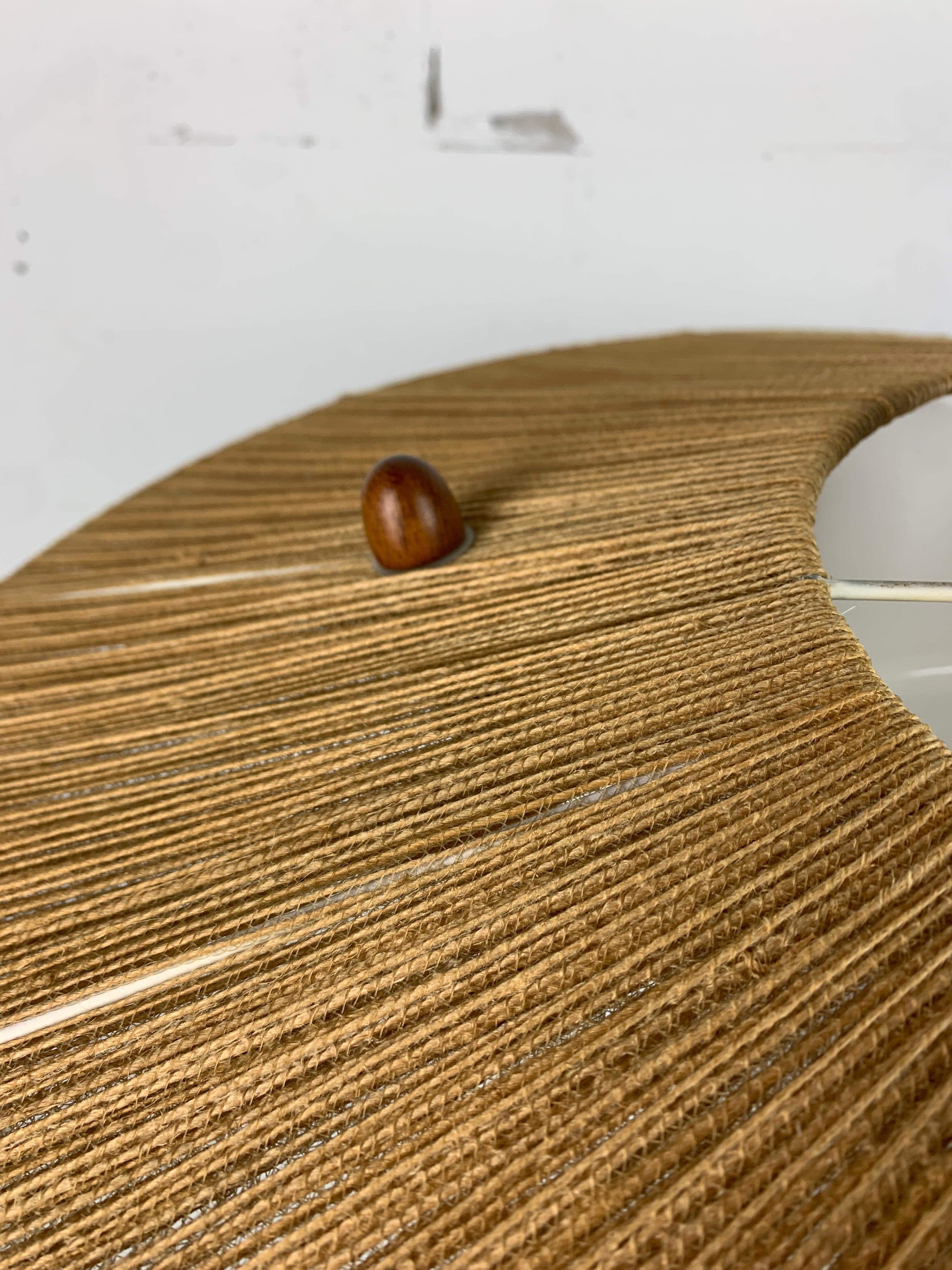 Metà XX secolo Grande lampada a sospensione di metà secolo in teak e corde di sisal attribuita a Temde L.