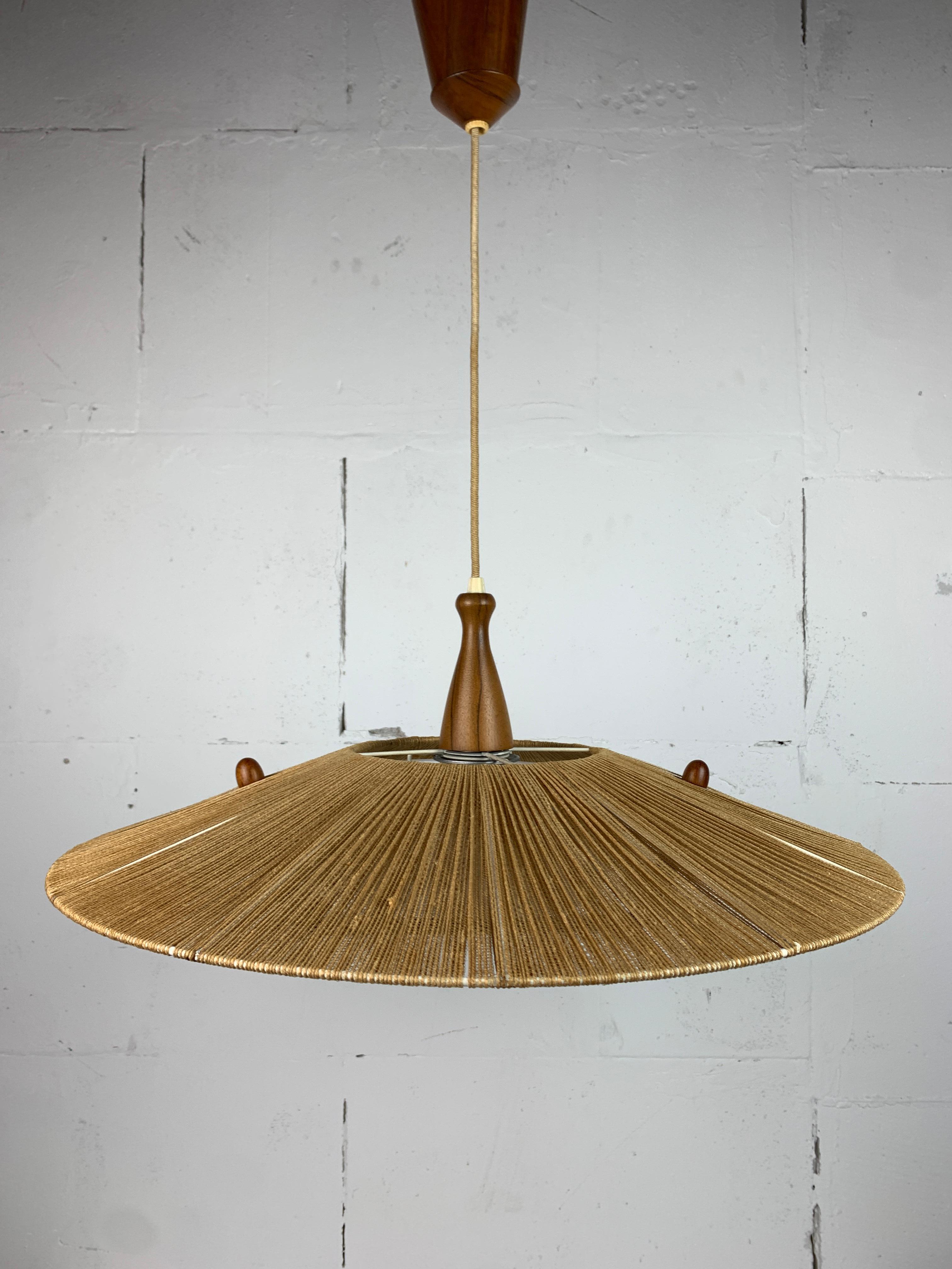 Grande lampada a sospensione di metà secolo in teak e corde di sisal attribuita a Temde L. 1