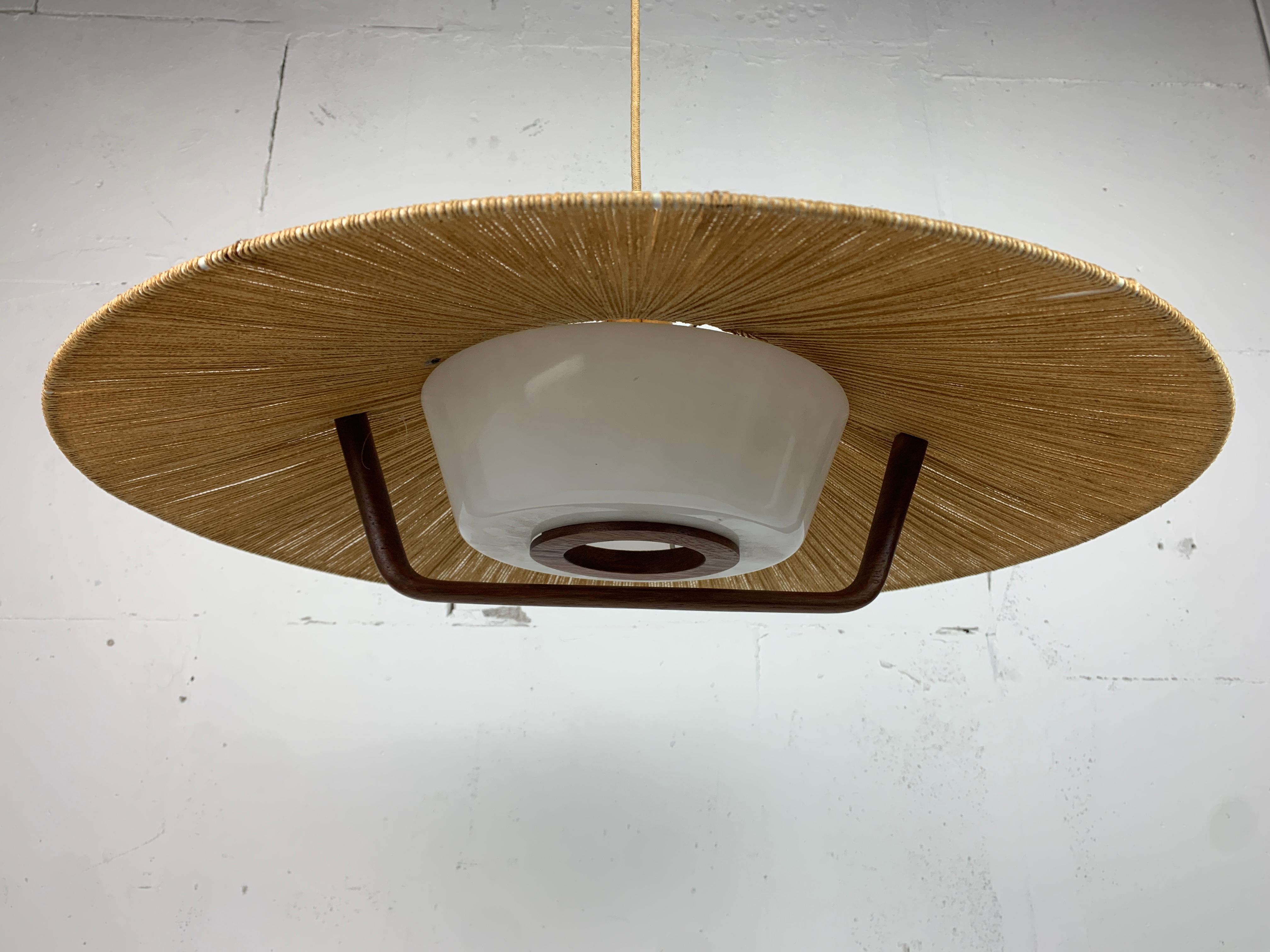 Grande lampada a sospensione di metà secolo in teak e corde di sisal attribuita a Temde L. 2