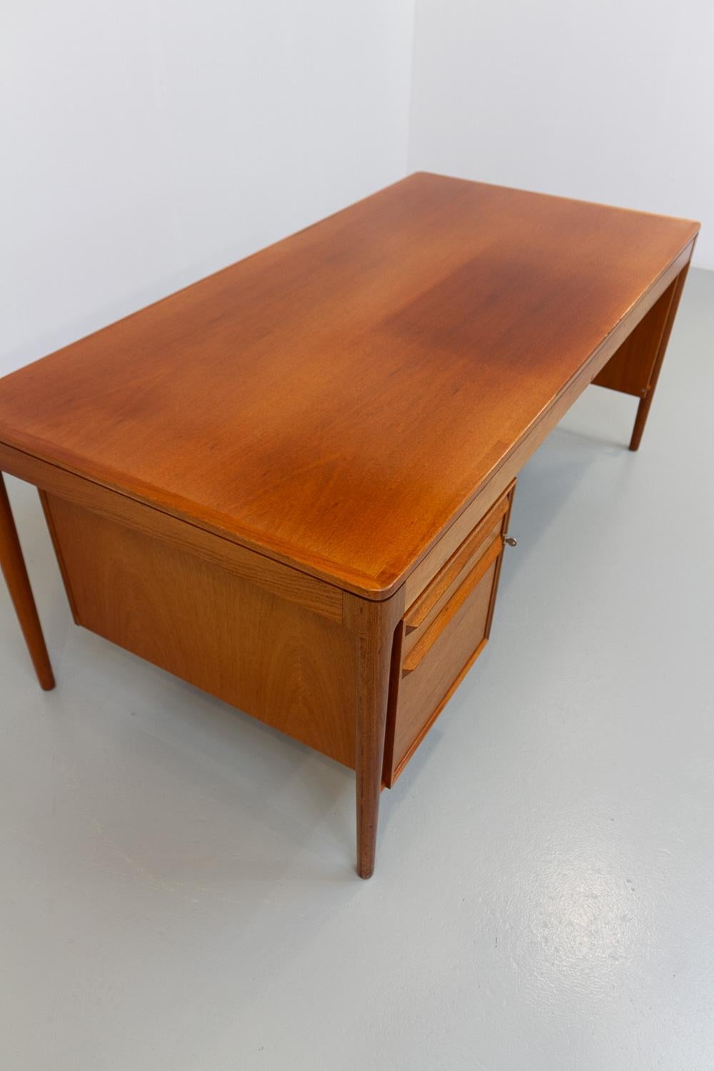 Grande scrivania in teak di metà secolo di Torbjørn Afdal per Bruksbo, 1960. in vendita 3