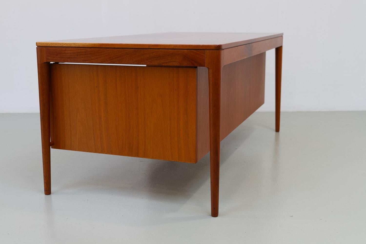 Grande scrivania in teak di metà secolo di Torbjørn Afdal per Bruksbo, 1960. in vendita 5