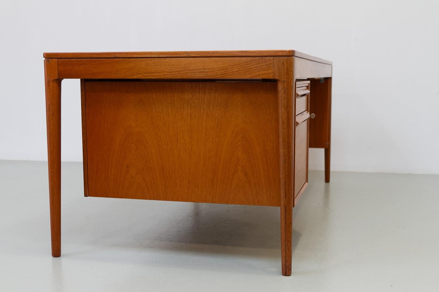 Grande scrivania in teak di metà secolo di Torbjørn Afdal per Bruksbo, 1960. in vendita 7