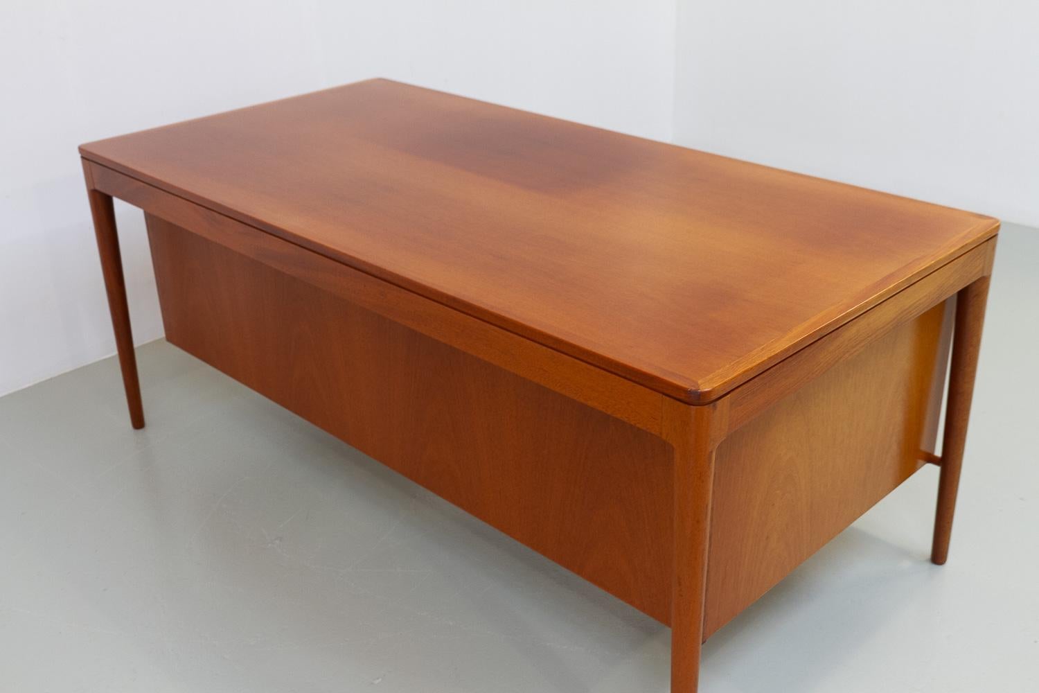 Grande scrivania in teak di metà secolo di Torbjørn Afdal per Bruksbo, 1960. in vendita 8