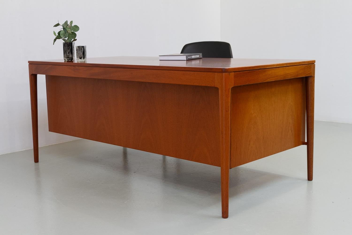 Grande scrivania in teak di metà secolo di Torbjørn Afdal per Bruksbo, 1960. in vendita 9