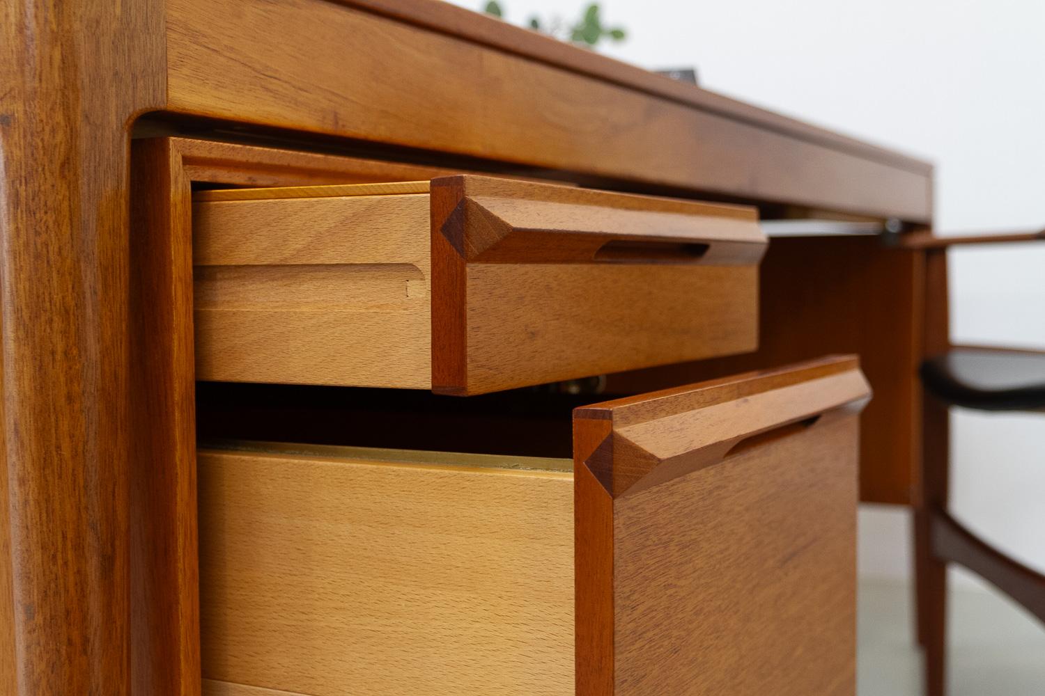 Grande scrivania in teak di metà secolo di Torbjørn Afdal per Bruksbo, 1960. in vendita 11