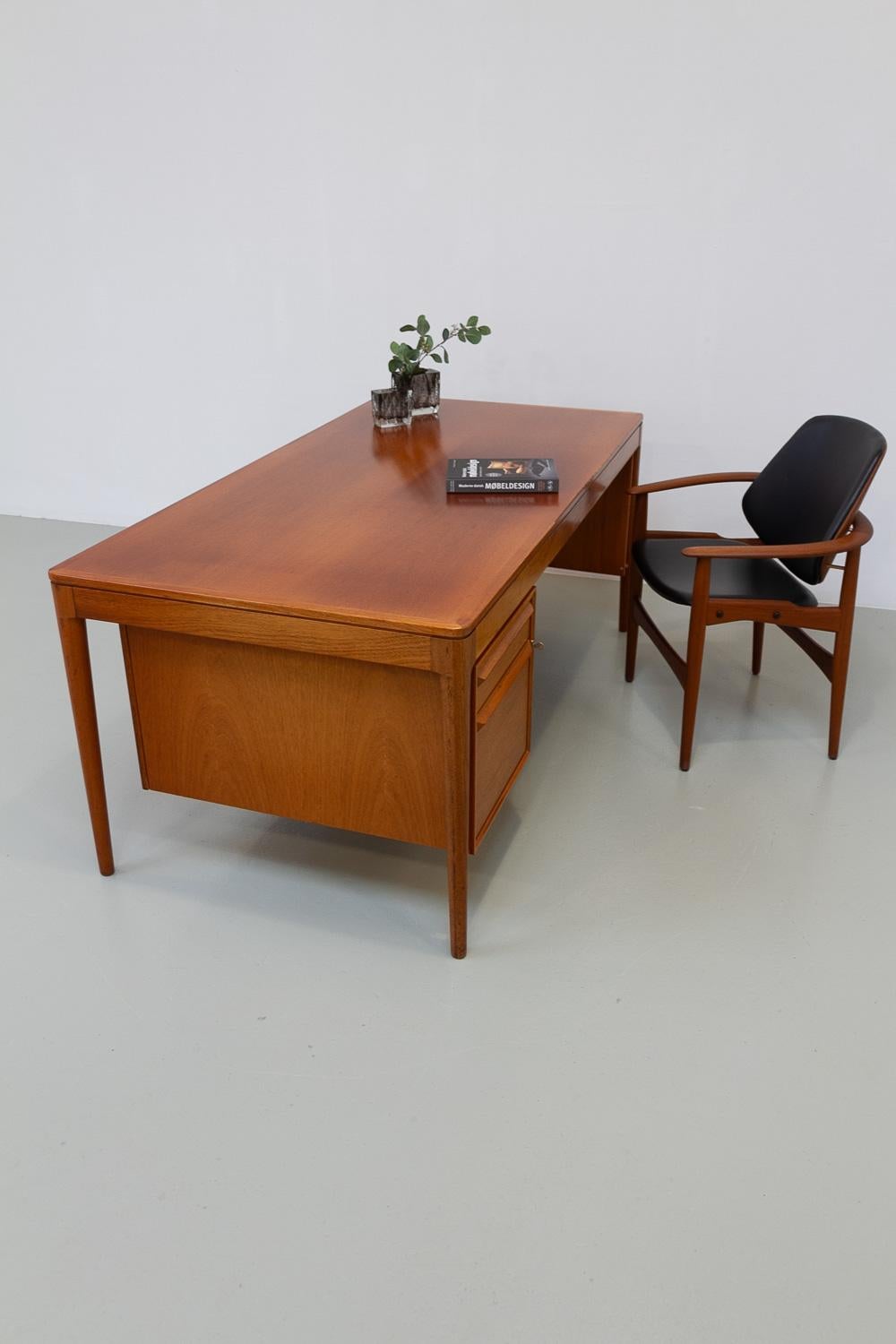 Grande scrivania in teak di metà secolo di Torbjørn Afdal per Bruksbo, 1960. in vendita 12
