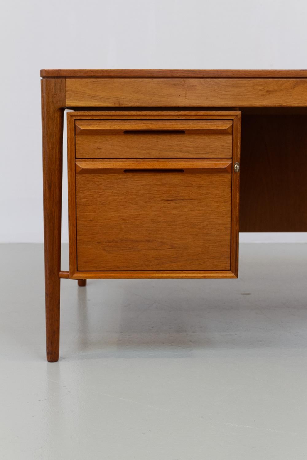 Mid-Century moderno Grande scrivania in teak di metà secolo di Torbjørn Afdal per Bruksbo, 1960. in vendita