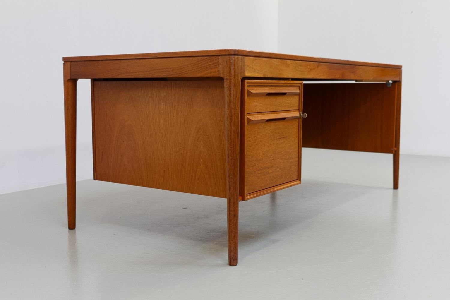 Norvegese Grande scrivania in teak di metà secolo di Torbjørn Afdal per Bruksbo, 1960. in vendita
