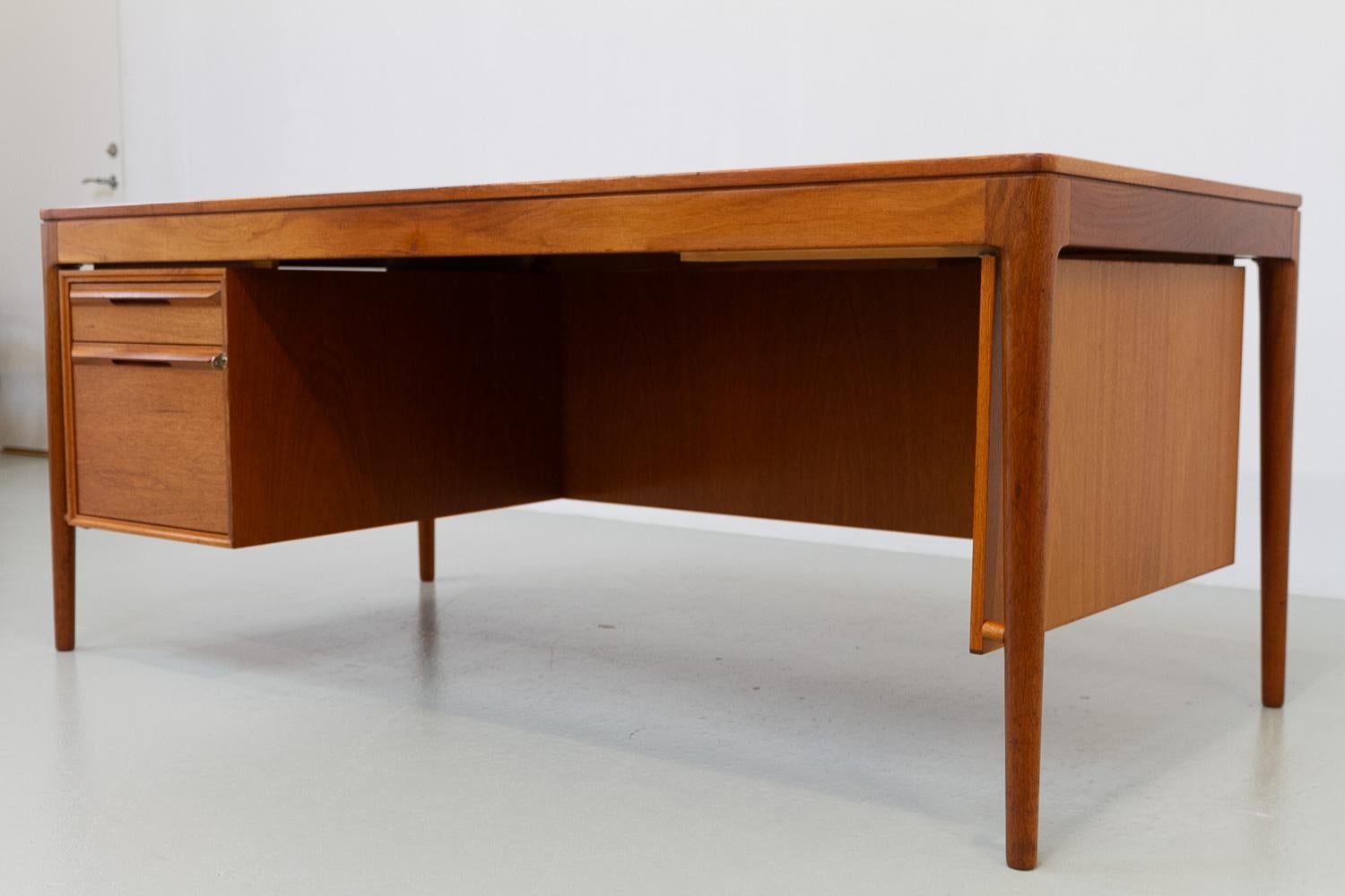 Grande scrivania in teak di metà secolo di Torbjørn Afdal per Bruksbo, 1960. In condizioni buone in vendita a Asaa, DK