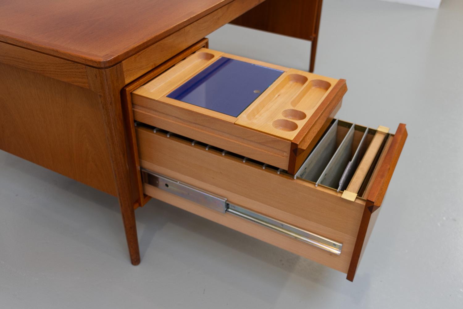 Metà XX secolo Grande scrivania in teak di metà secolo di Torbjørn Afdal per Bruksbo, 1960. in vendita