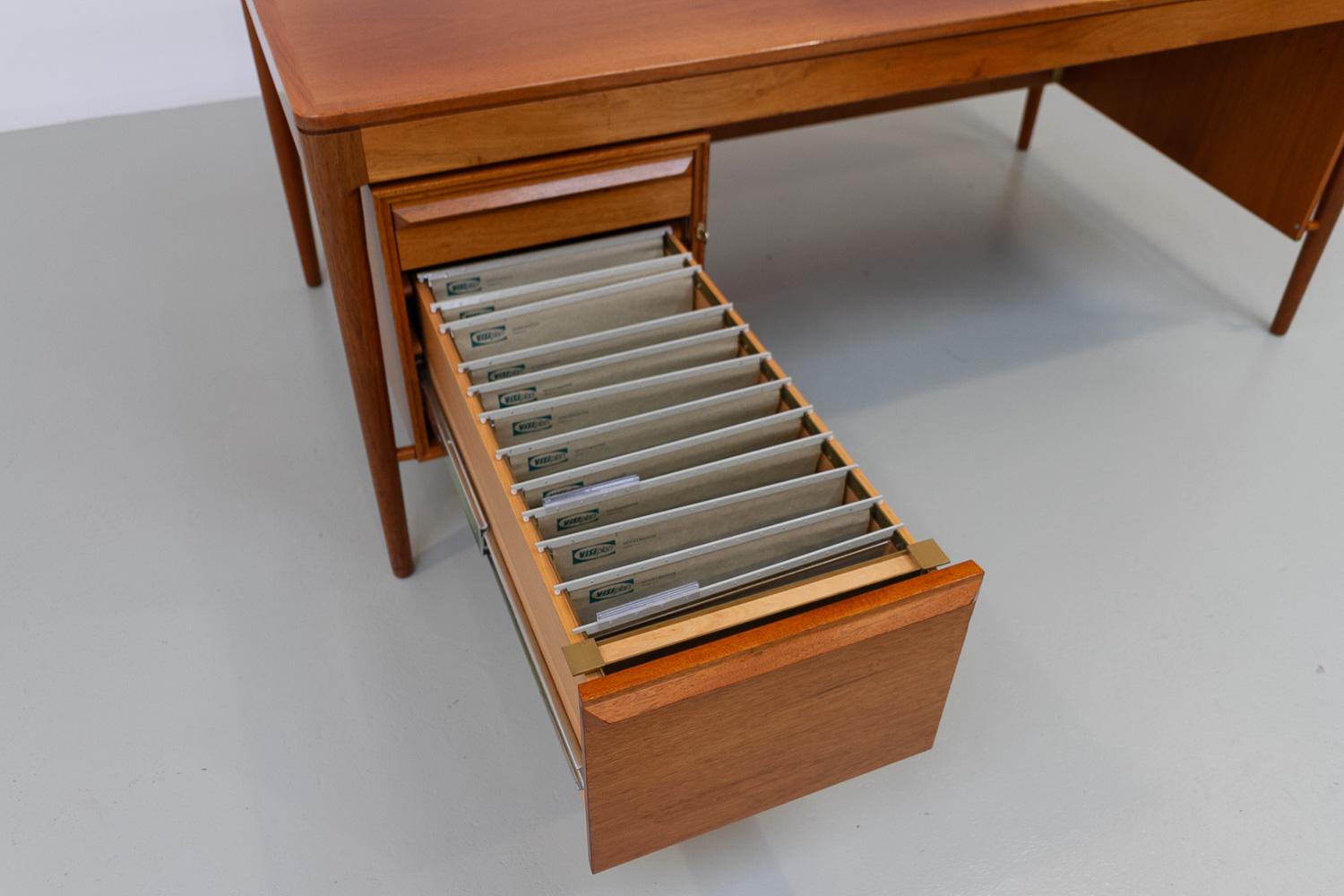 Teak Grande scrivania in teak di metà secolo di Torbjørn Afdal per Bruksbo, 1960. in vendita