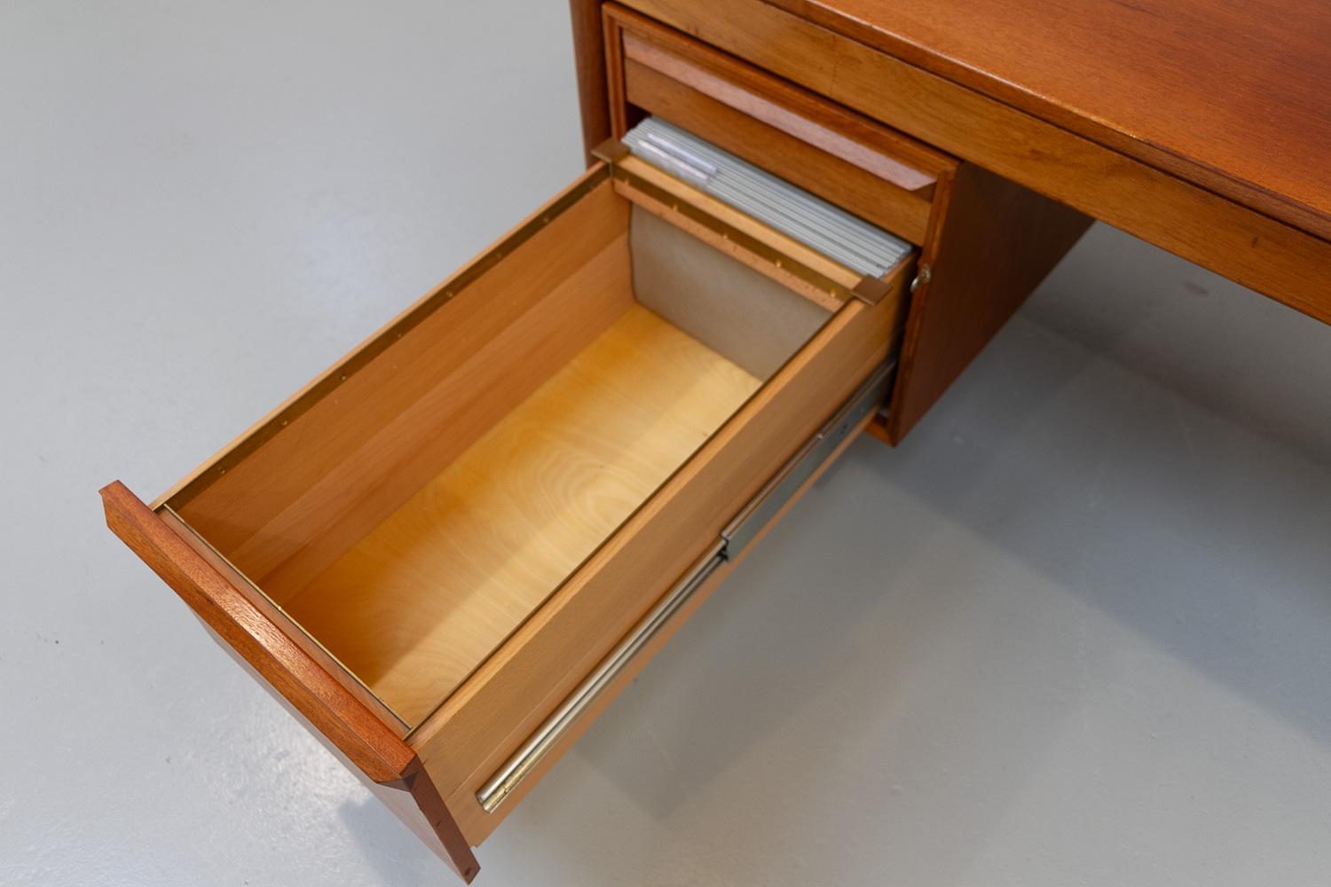 Grande scrivania in teak di metà secolo di Torbjørn Afdal per Bruksbo, 1960. in vendita 1
