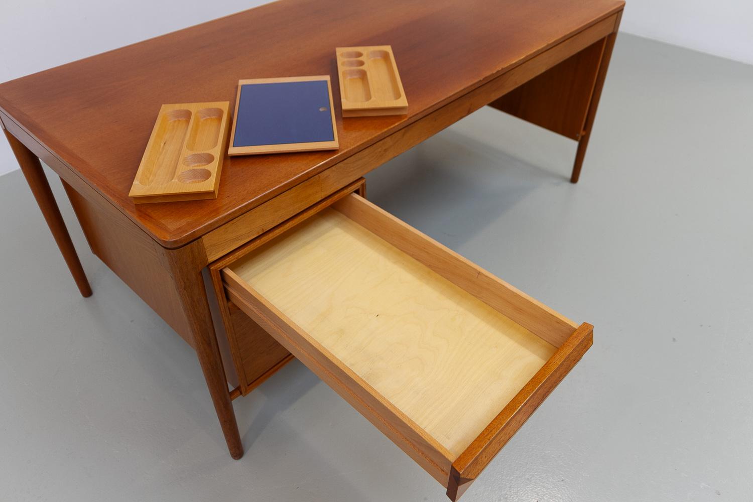 Grande scrivania in teak di metà secolo di Torbjørn Afdal per Bruksbo, 1960. in vendita 2