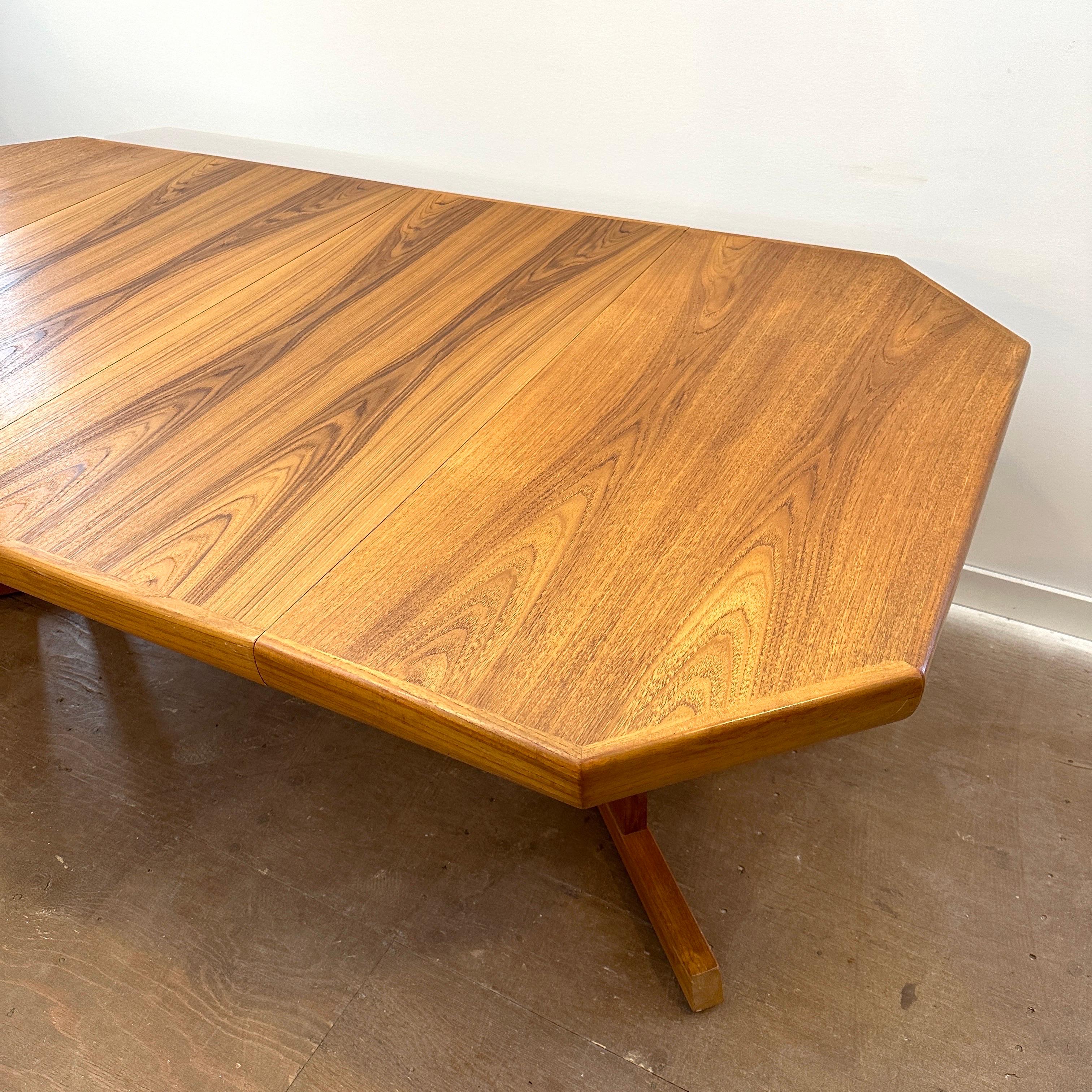 Large Mid Century Teak Dining Table In Good Condition For Sale In Puslinch, ON