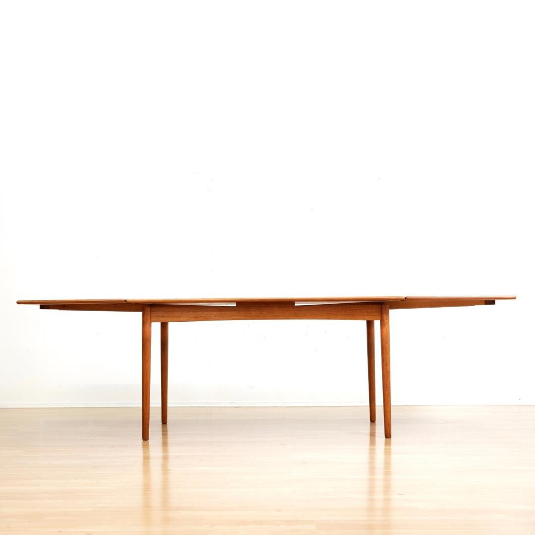 Britannique Large Mid Century Teak Extending Dining Table by Georg Petersens Møbelfabrik en vente