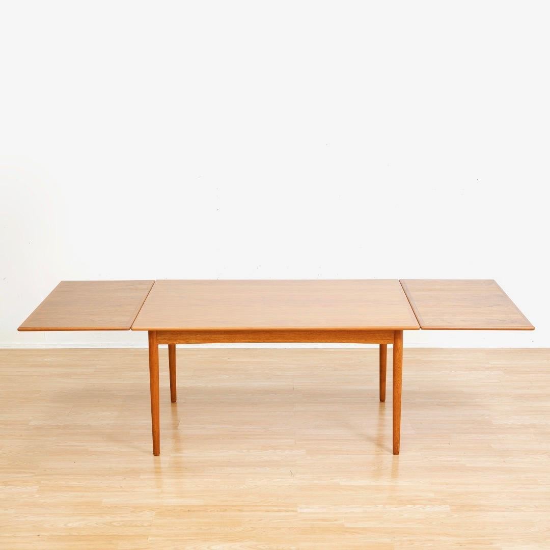 Large Mid Century Teak Extending Dining Table by Georg Petersens Møbelfabrik Bon état - En vente à Los Angeles, CA