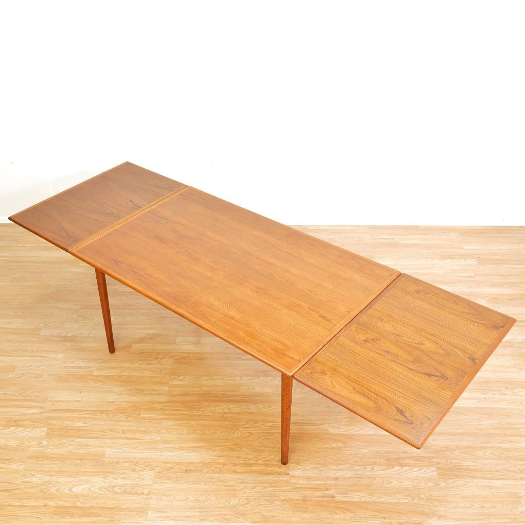 Milieu du XXe siècle Large Mid Century Teak Extending Dining Table by Georg Petersens Møbelfabrik en vente