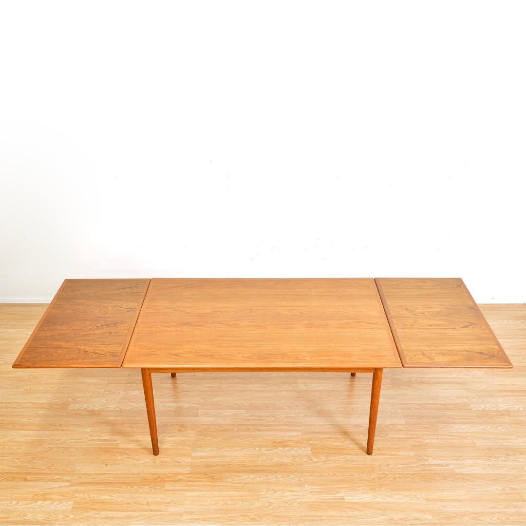 Teck Large Mid Century Teak Extending Dining Table by Georg Petersens Møbelfabrik en vente